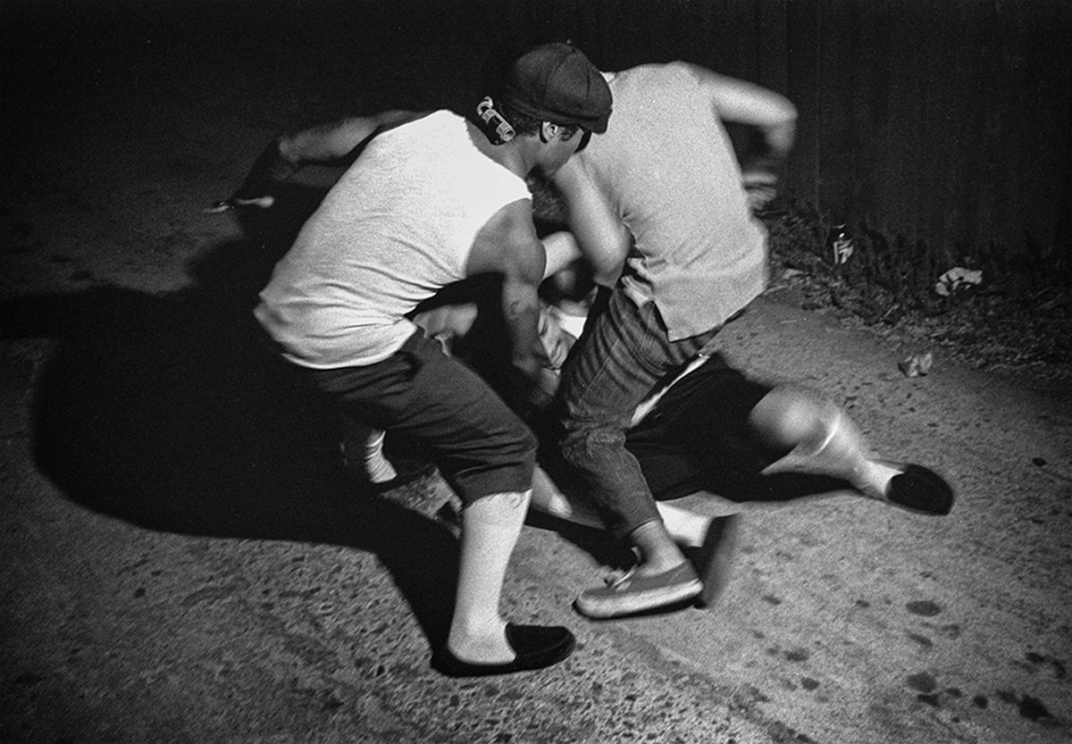 Cum arătau soldații străzilor în anii '80! Imagini brutale din interiorul celor mai periculoase bande din Los Angeles: armele, drogurile și bătăile erau la ordinea zilei