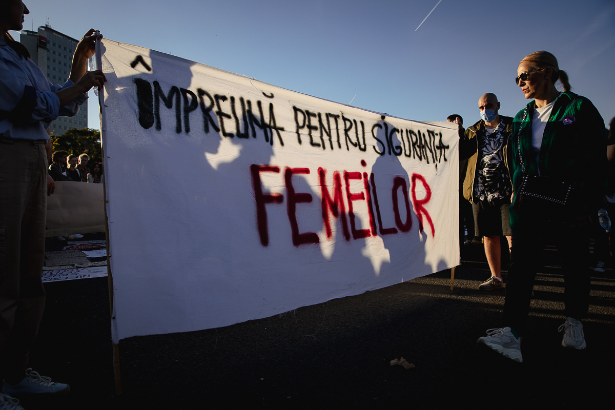 „Sute de femei sunt moarte, asta nu este dreptate”. Marșul prin care femeile cer să se simtă în siguranță în România: acasă, la muncă, pe stradă   