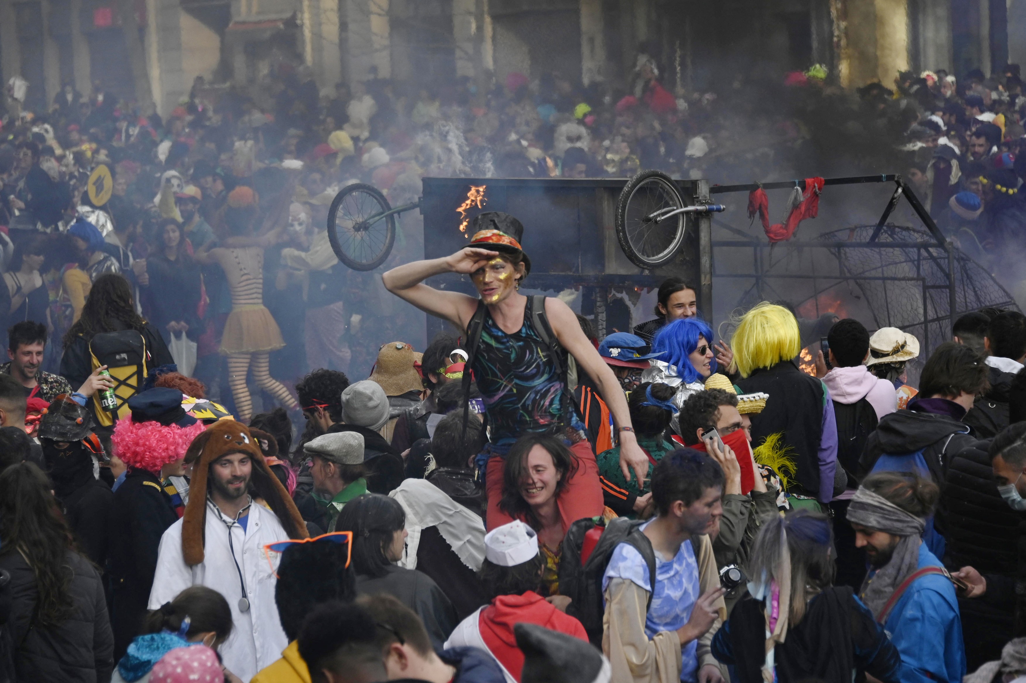 Aproape 6.500 de oameni au sfidat restricțiile anti-COVID pentru a petrece la carnavalul din Marsilia. „Un eveniment lipsit de orice responsabilitate”