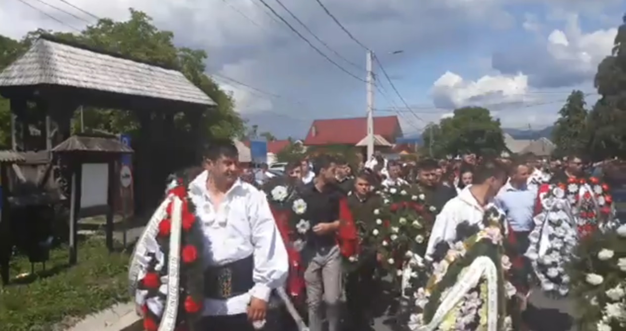 Înmormântarea Mădălinei Pârja, una dintre studentele care au murit în accidentul din Jibou. Tineri în costume populare, în cortegiul funerar