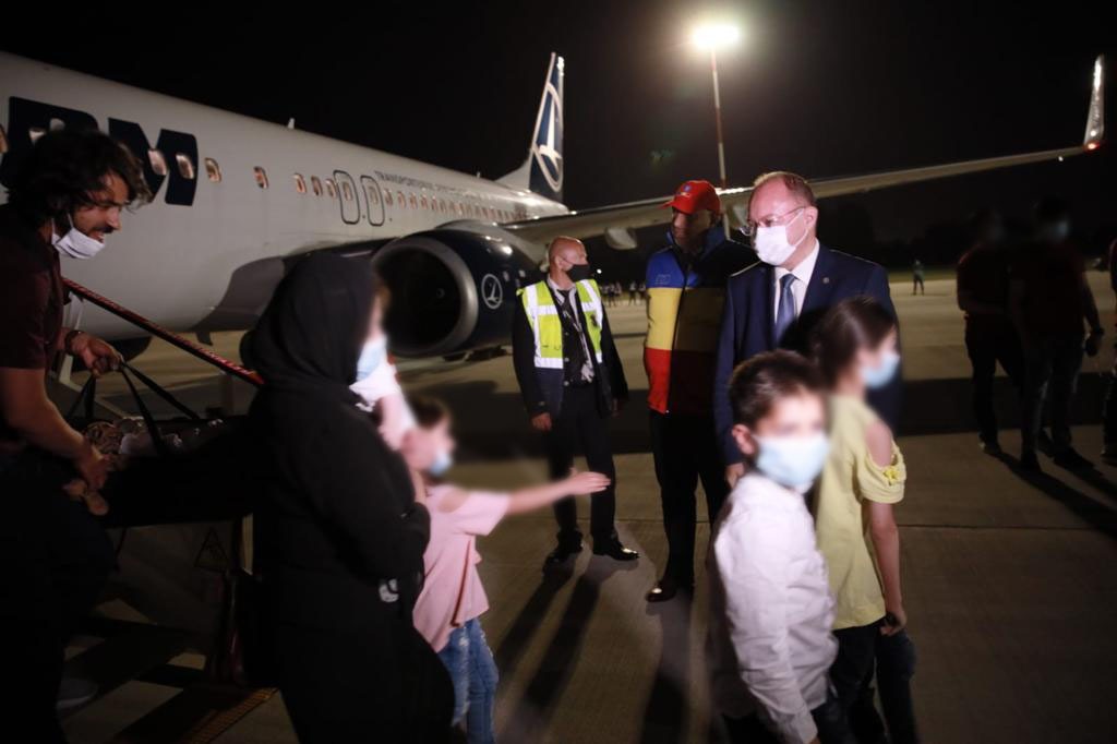 139 de cetățeni afgani, evacuați din Afganistan în urma demersurilor MAE, au ajuns în România