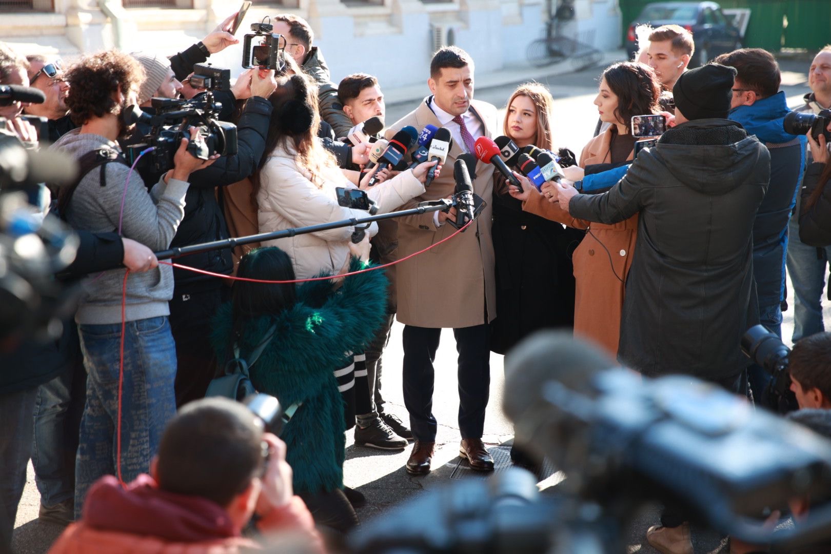 Soția lui George Simion, în negru din cap până în picioare în ziua alegerilor prezidențiale. Gestul făcut de Ilinca Simion în secția de vot