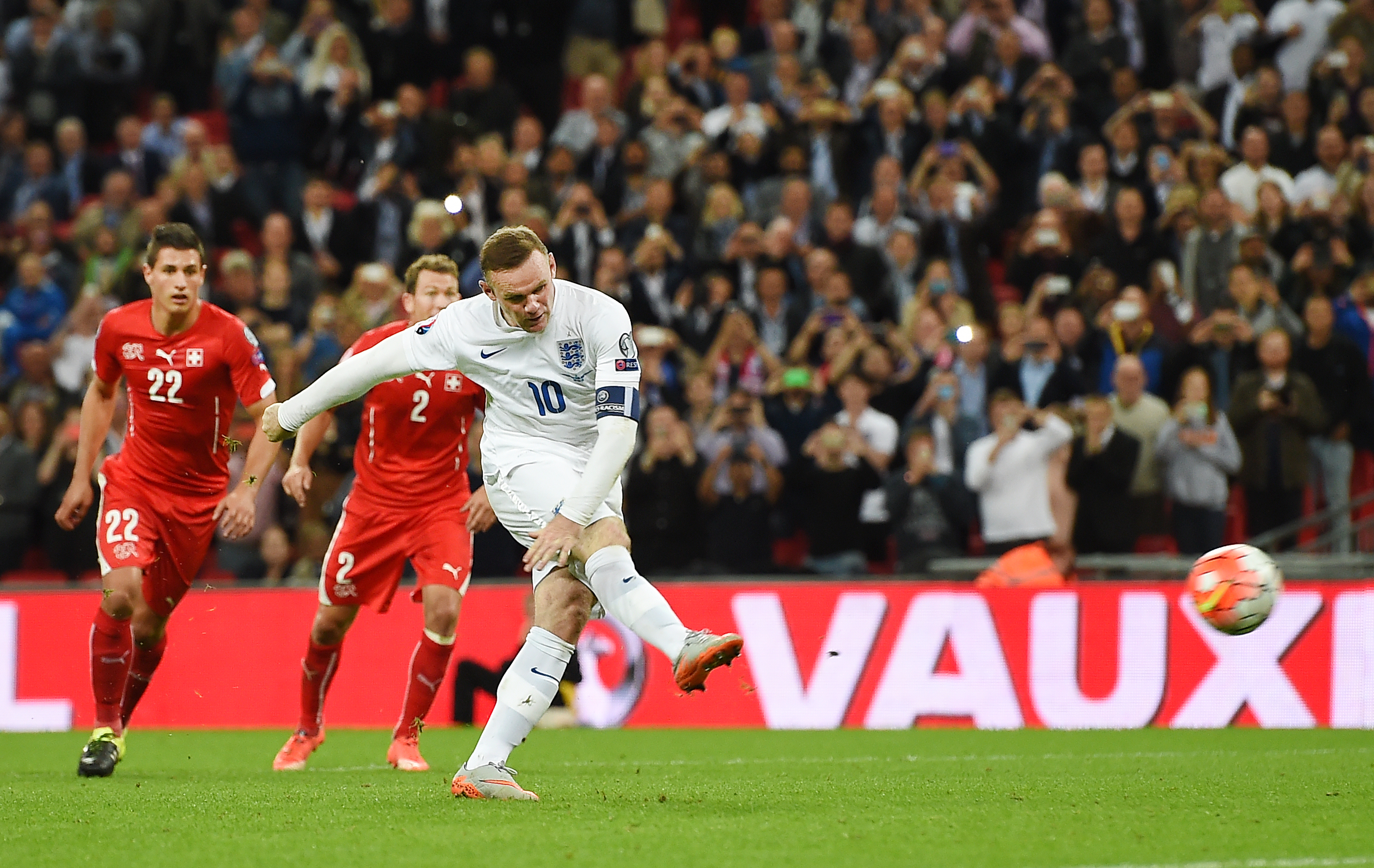 Recordul lui Sir Bobby Charlton, bătut de Rooney: ”Aș vrea să-l felicit pe Wayne. Am fost mândru de mine câtă vreme am fost cel mai bun marcator al Angliei. Acum sunt trist!”