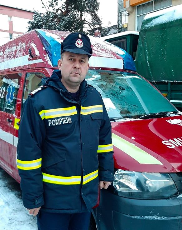 După ce l-a salvat, un pompier i-a dat propriii săi bocanci unui șofer rămas desculț după un accident