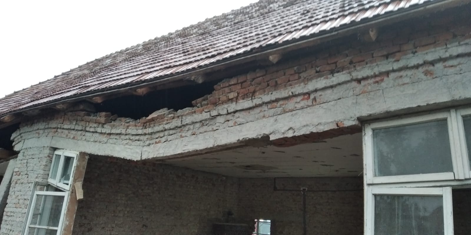 Doi bărbați din Bacău au murit, după ce zidul casei la care lucrau s-a prăbușit
