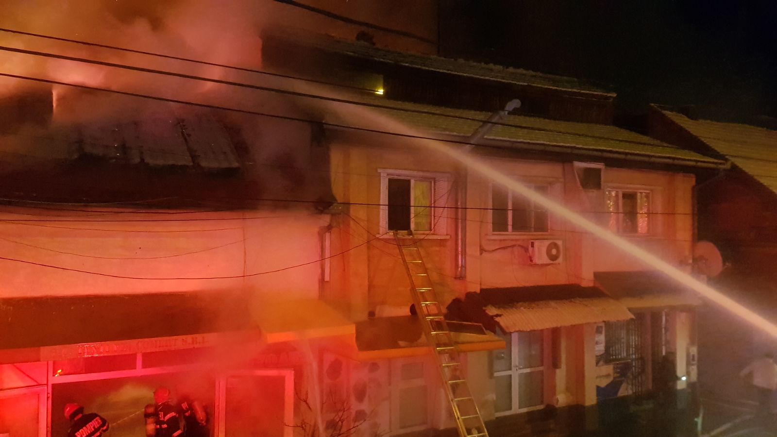 UPDATE | Incendiu puternic la două spații comerciale din Timișoara. O persoană a murit. FOTO