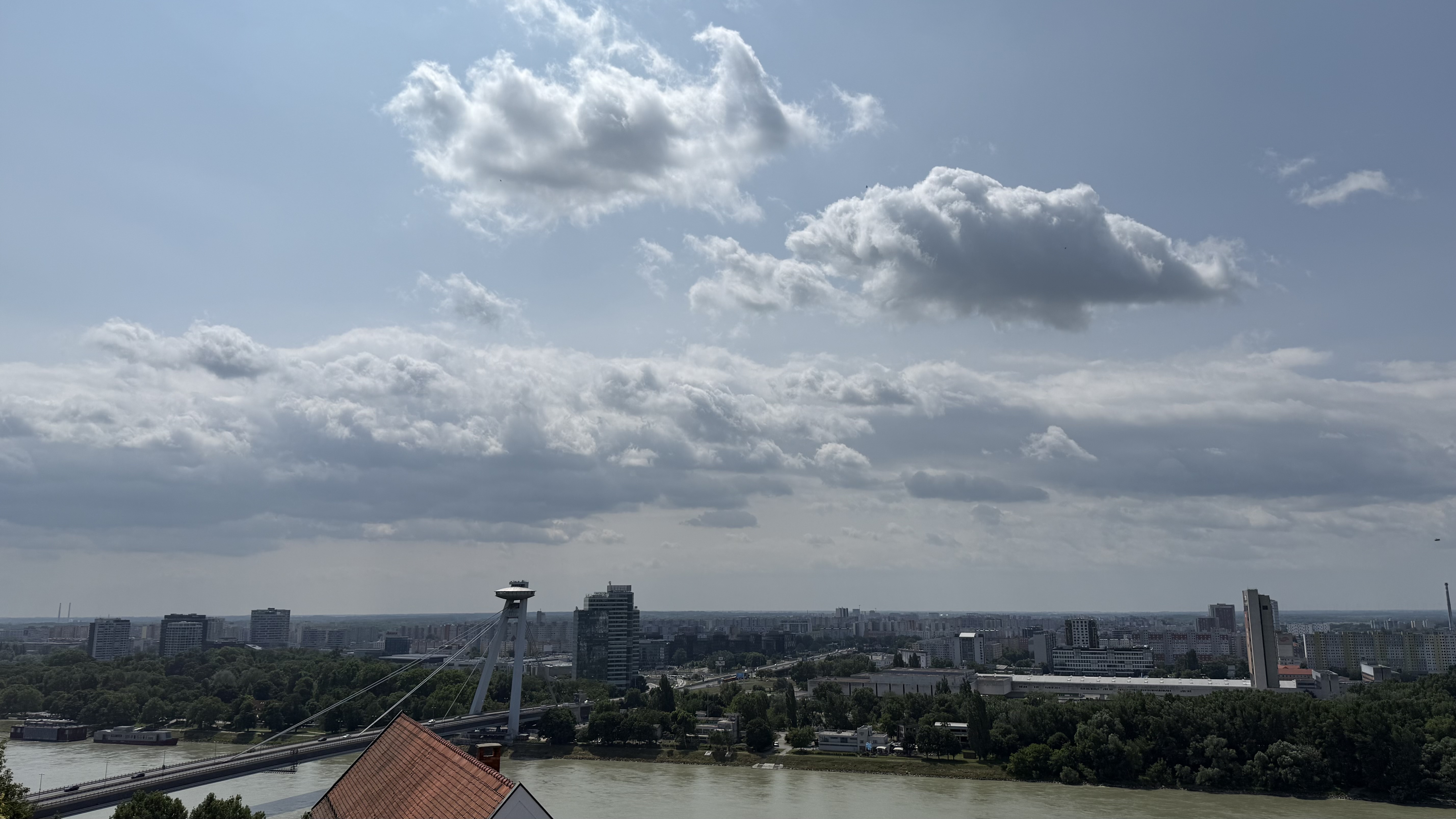 Cât plătești pentru un tuns și bărbierit la o frizerie de cartier din Bratislava: buget de restaurant în România