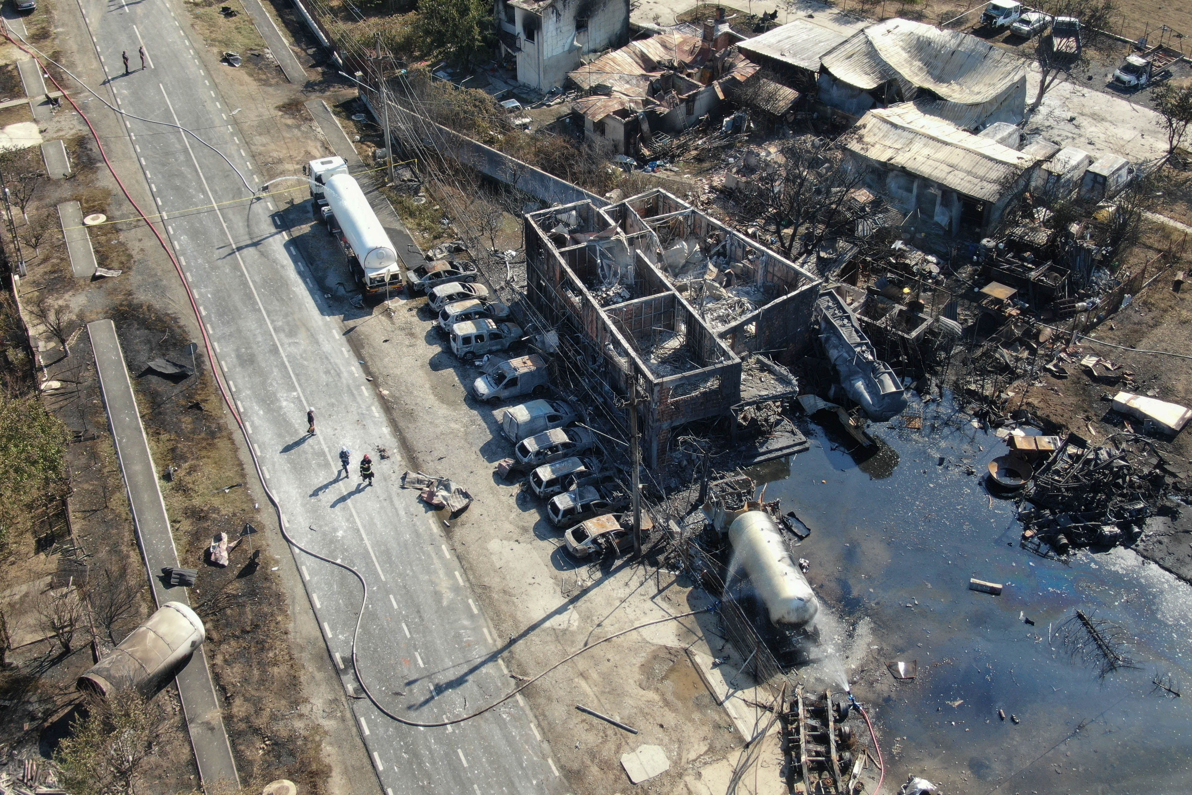 Urmările exploziilor de la Crevedia, în patru imagini. Ce a rămas în urma deflagrațiilor