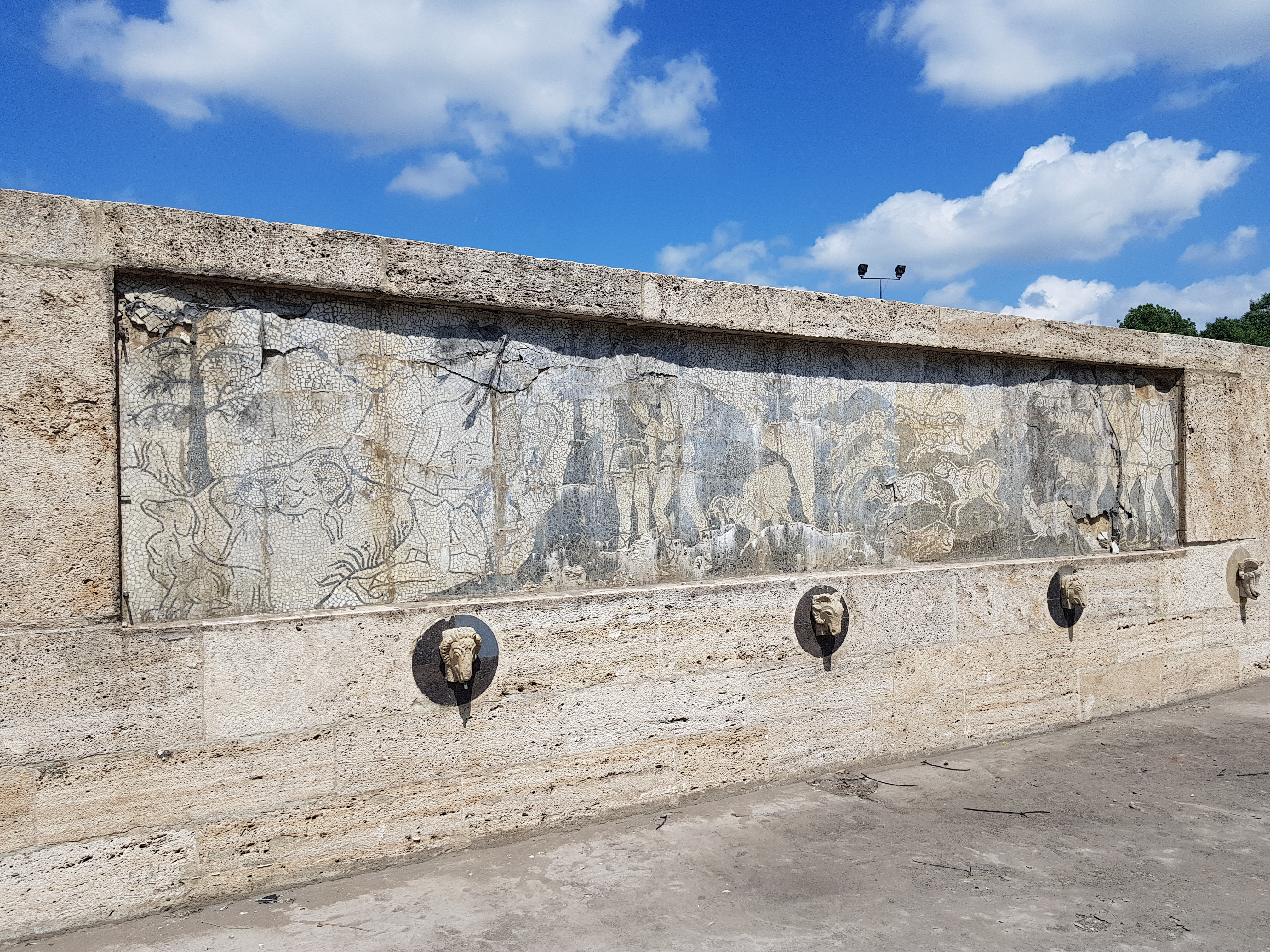 GALERIE FOTO/ Monumentul Fântâna Miorița s-a degradat. Mozaicul original, depreciat de intemperii, timp și nepăsare