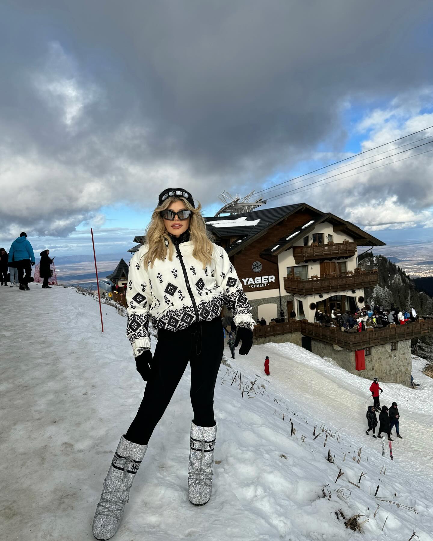 Loredana Groza, senzațională pe pârtie: „Numai tu puteai să apari așa”. A atras toate privirile cu ținuta ei