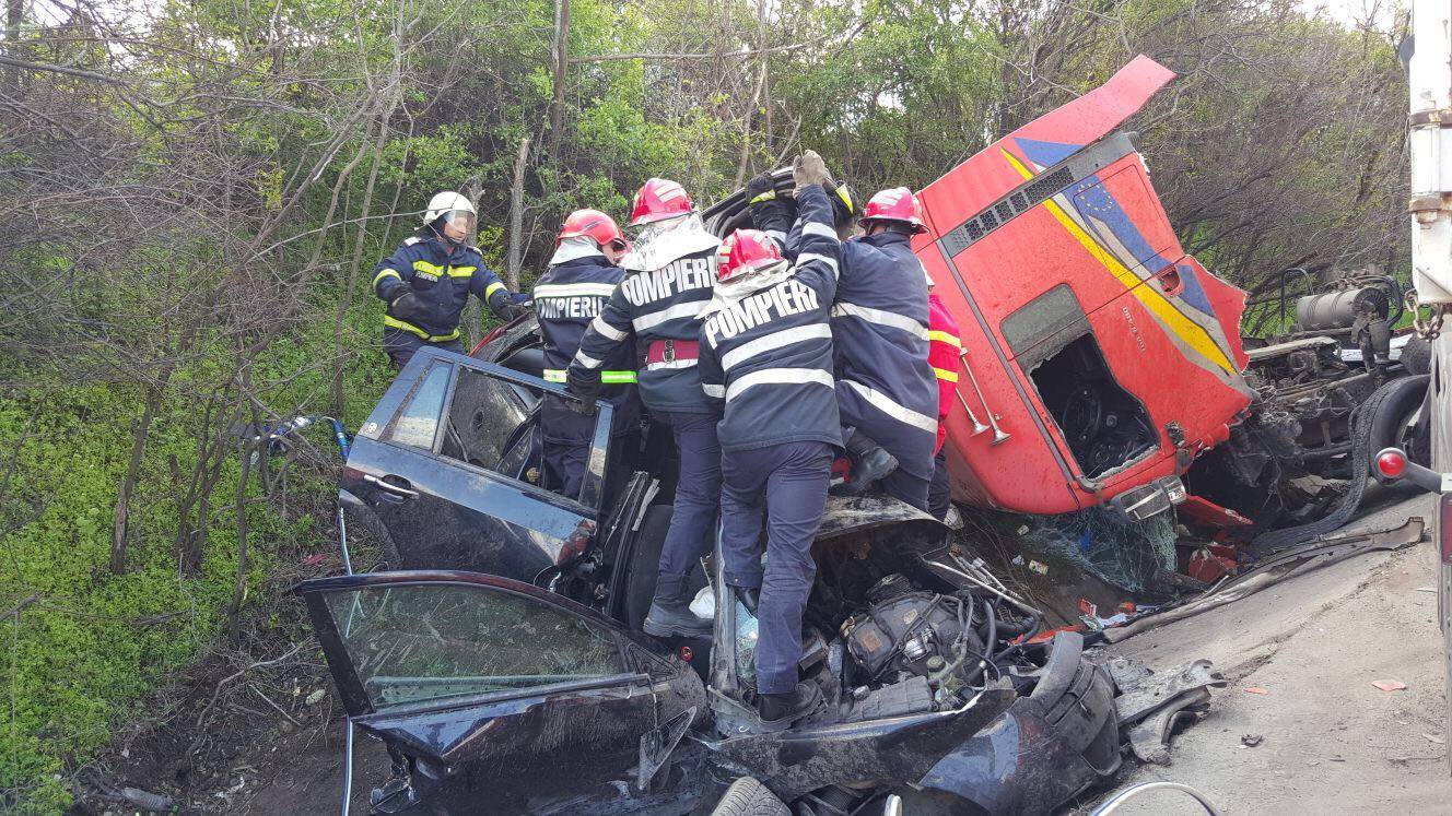 UPDATE | Județul Olt: Șoferul TIR-ului care a provocat accidentul avea permisul suspendat de trei ore, circula cu anvelope reșapate și nu respectase timpii de odihnă