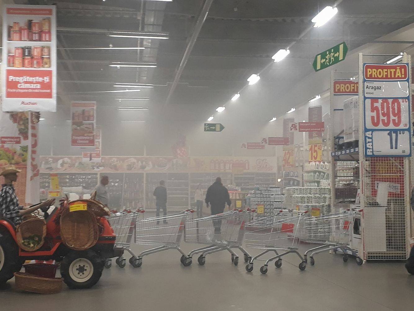 Incendiu la un hipermarket din Capitală. Clienții, evacuați de urgență | FOTO