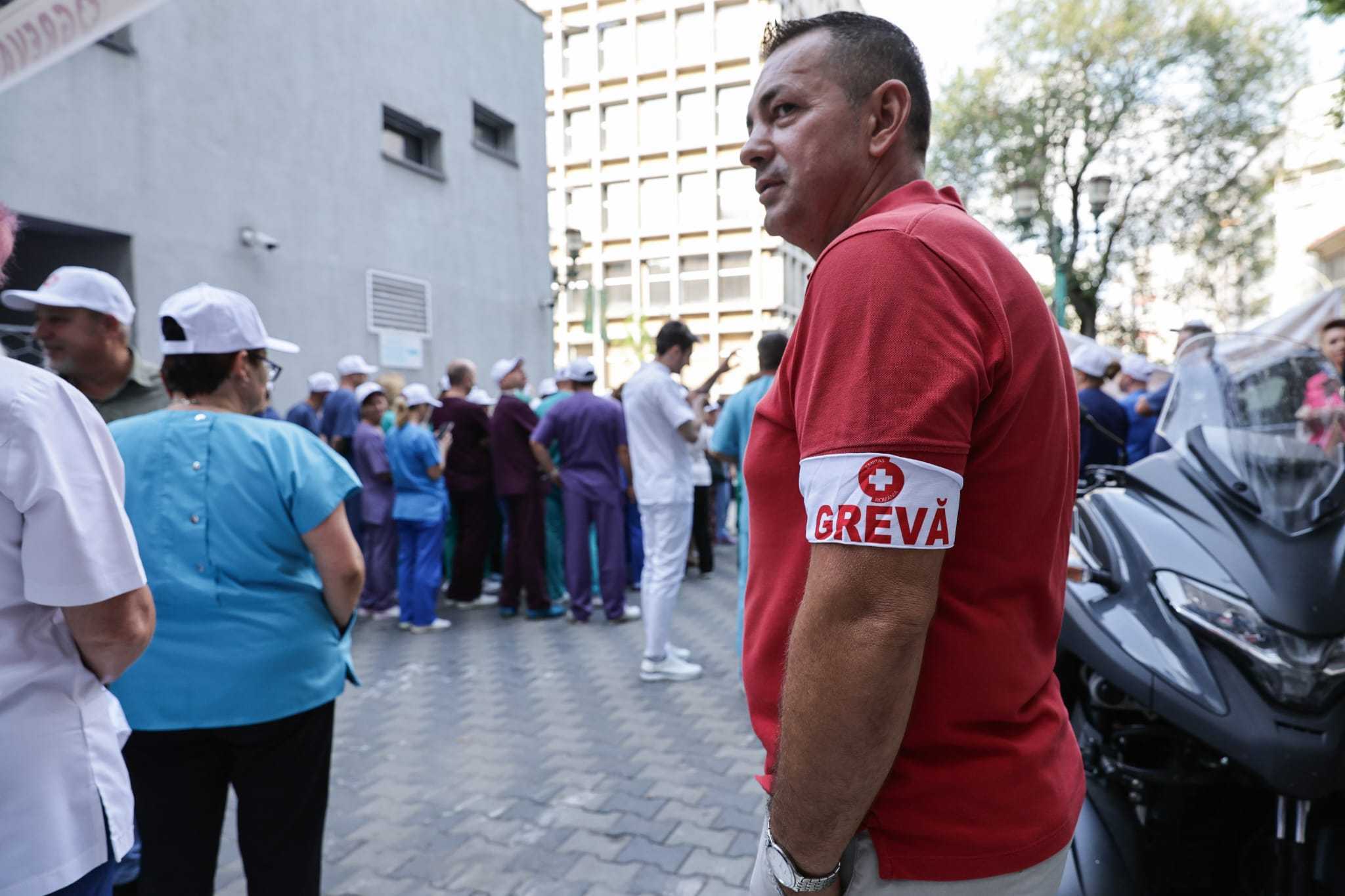 Grevă de avertisment organizată de Sanitas. Noua lege a salarizării propusă de Guvernul Bolojan, sursa nemulțumirilor: „Sporul pentru turele de noapte este o bătaie de joc”