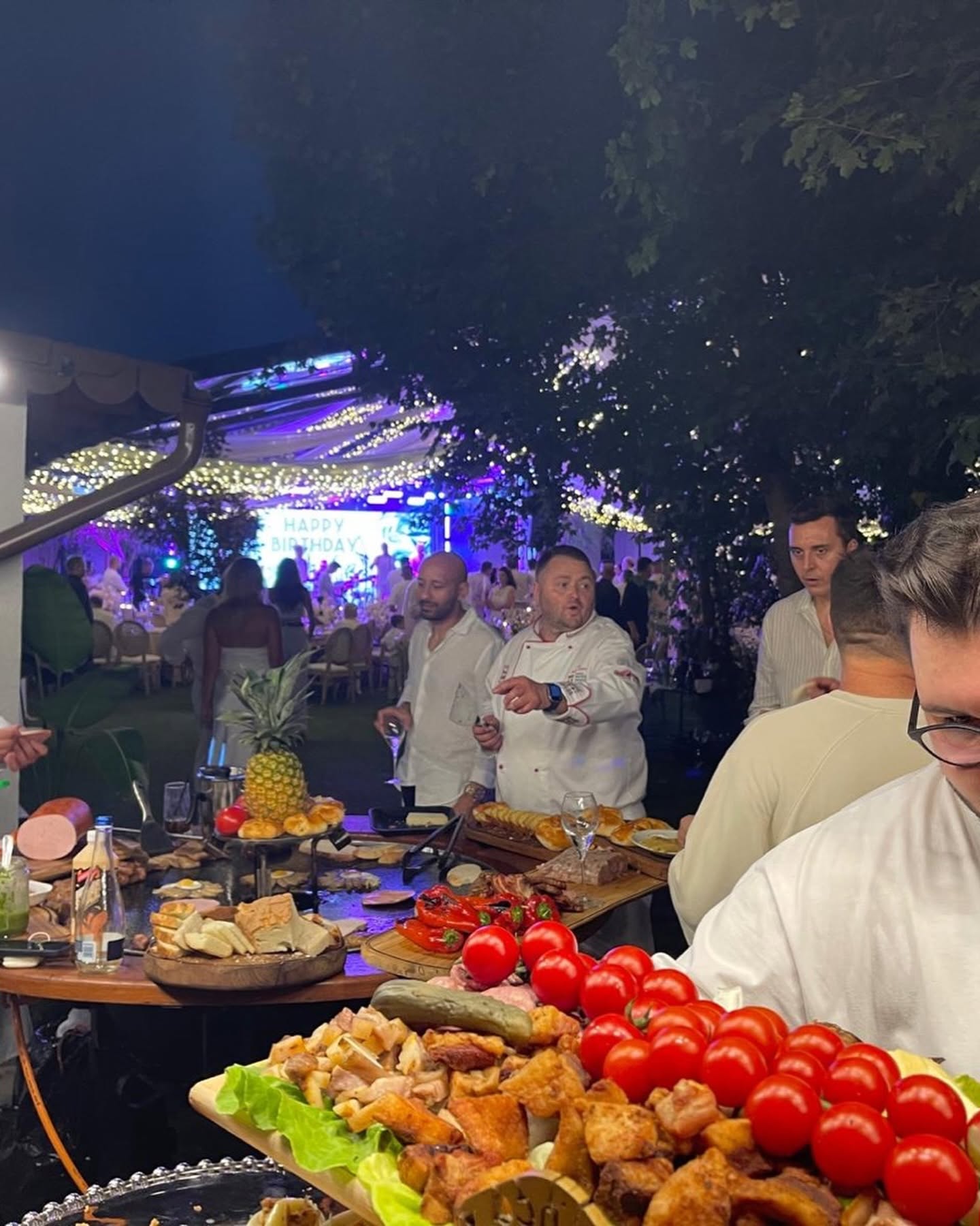 Ce au mâncat invitații la petrecerea Andrei Măruță. Parizerul și cașul „Tom și Jerry”, printre preparatele preferate