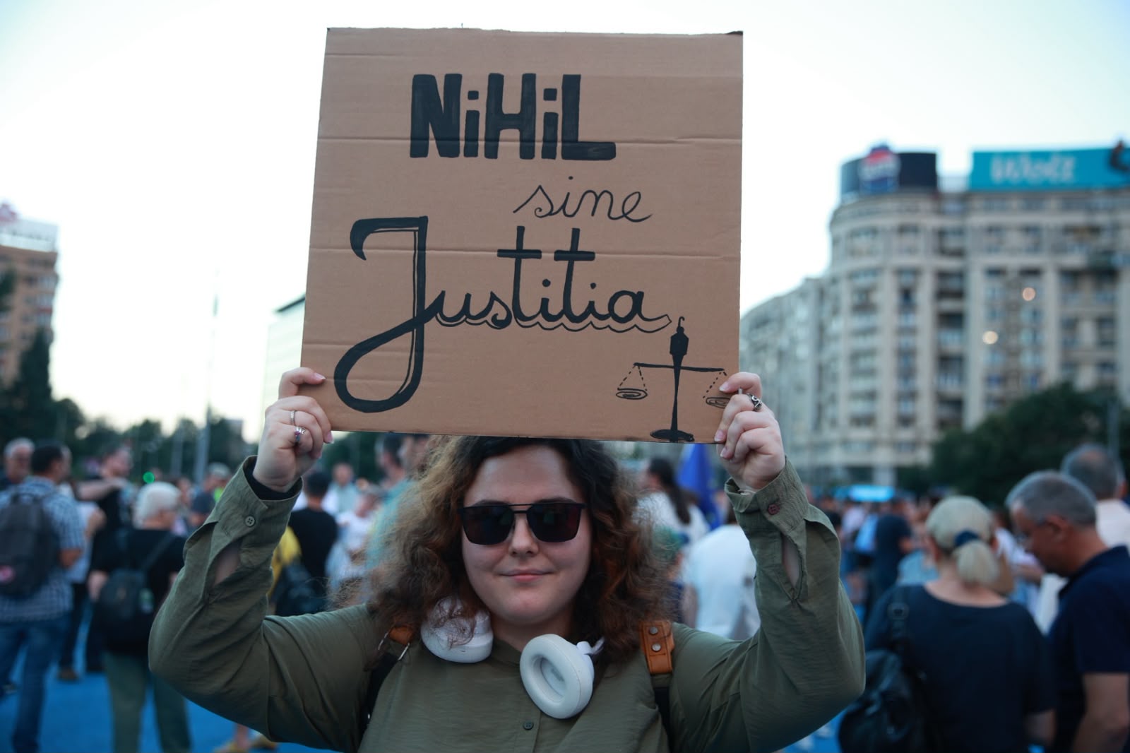 Protest în Piața Victoriei: Sute de oameni manifestă sub sloganul „România e sub asediu”. Ce cer organizatorii și ce mesaj are Jandarmeria