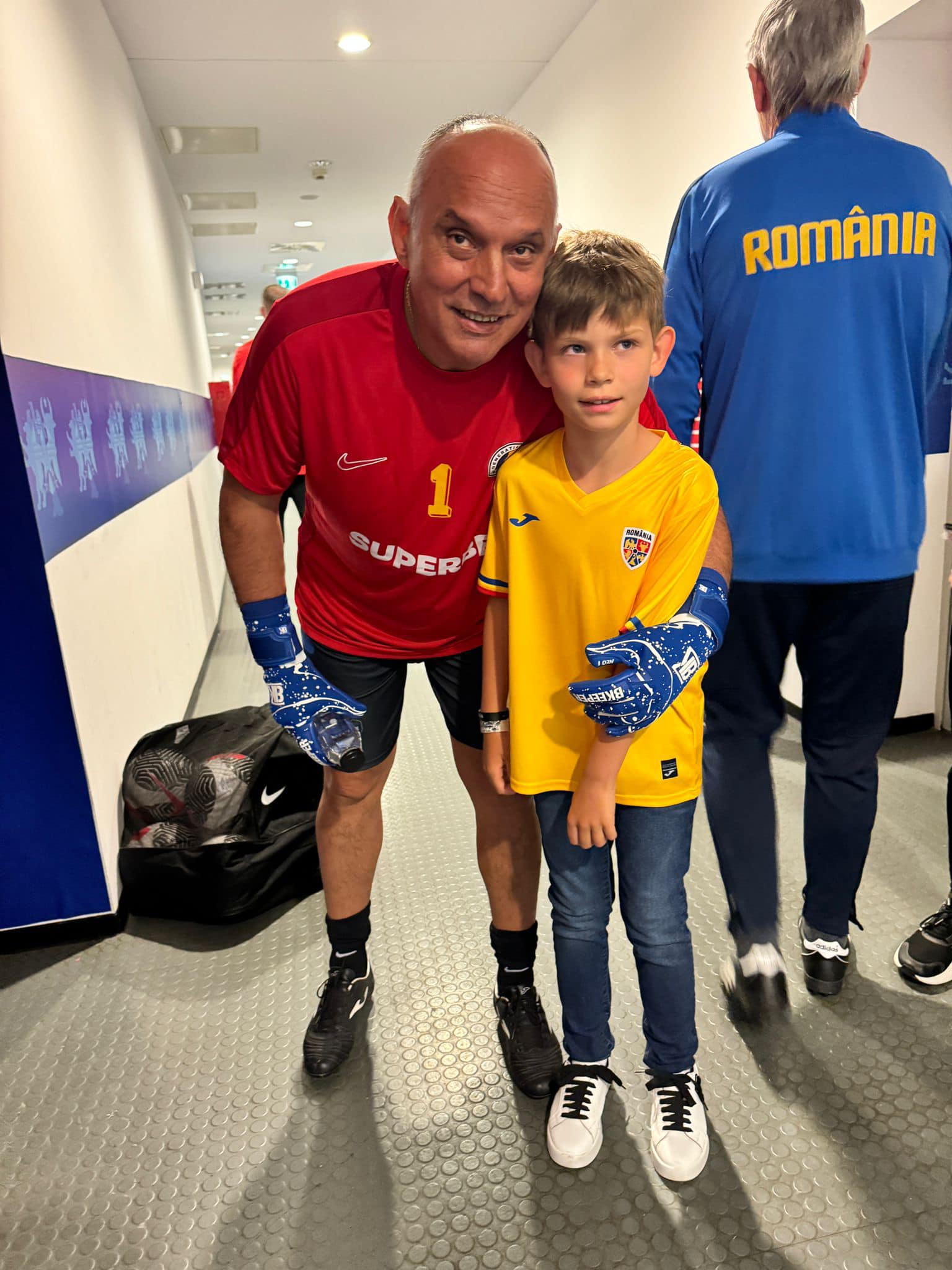 Imagini rare cu băiețelul Valentinei Pelinel și al lui Cristi Borcea. Milan s-a pozat alături de marii fotbaliști ai României