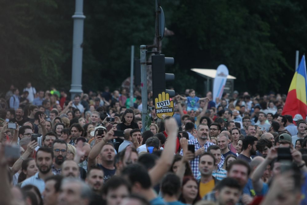 FOTO&VIDEO/ Câteva mii de persoane au protestat în Piața Victoriei, joi seară