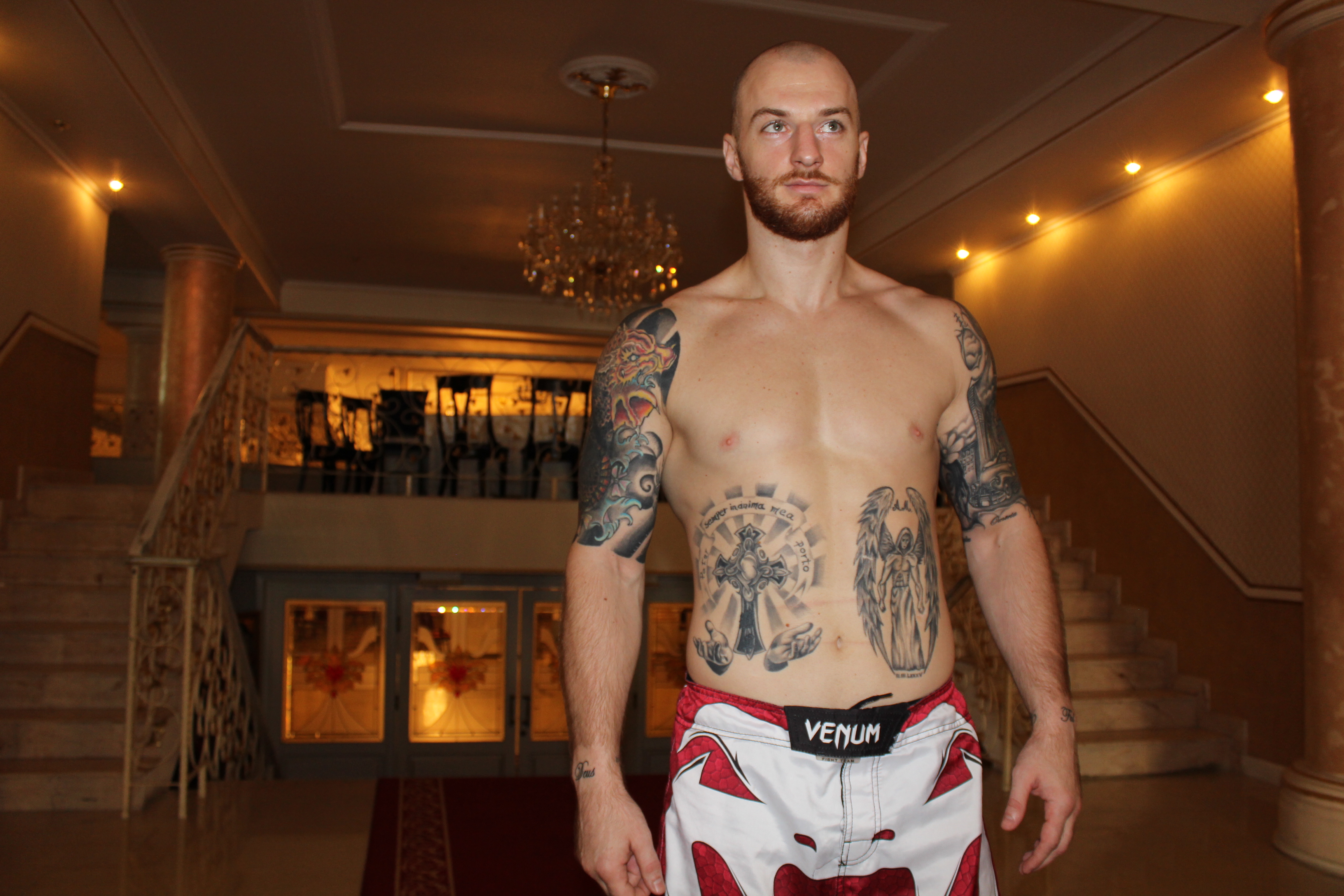 Superkombat Constanța: Un polițist tatuat peste tot urcă în ring să dea bătaie la greu
