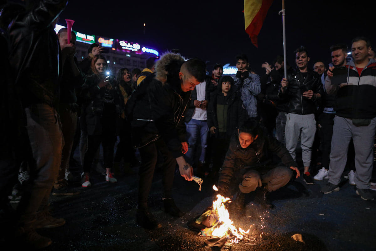 Protestul anti-restricții din Capitală, încheiat cu violențe și arestări. Manifestații și în alte orașe din țară