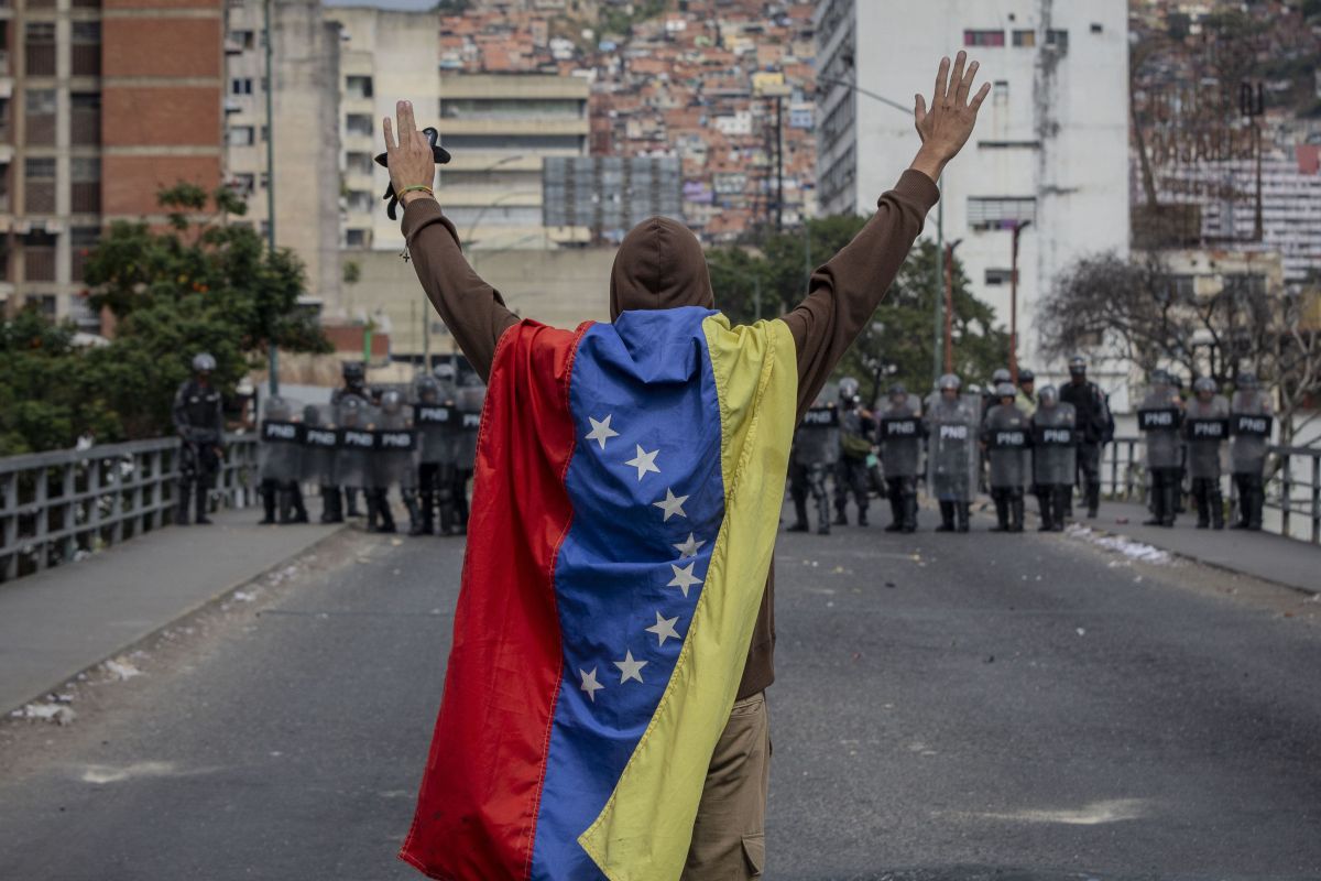 FOTO | Violențe în Venezuela după ce Juan Guaido s-a autoproclamat președinte. Cel puțin șapte persoane au murit în confruntările cu forțele de ordine