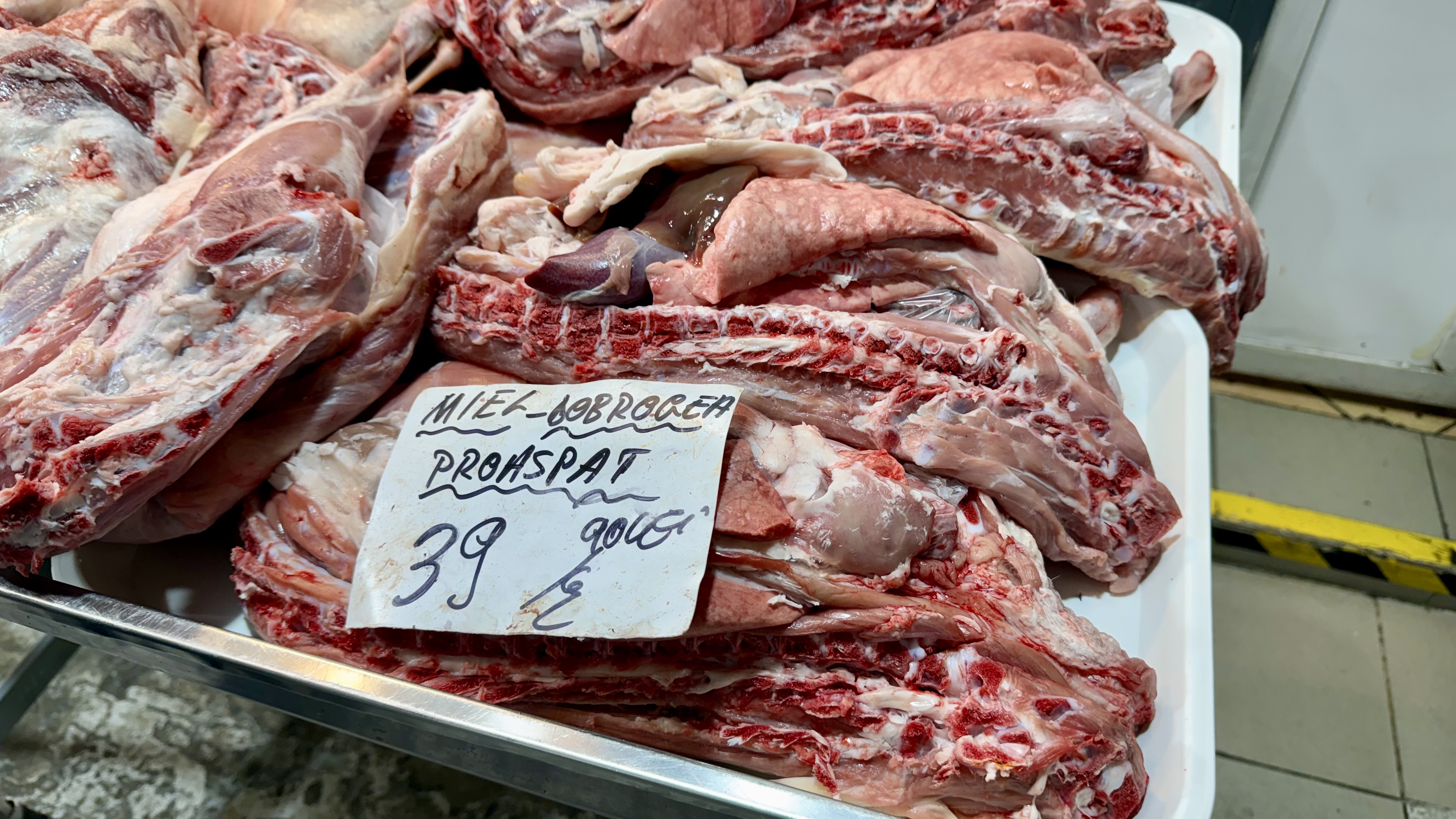 Preț miei Paște 2026. Cât costă kilogramul de carne de miel la București? „Am luat jumătate și am terminat bâlciul!”