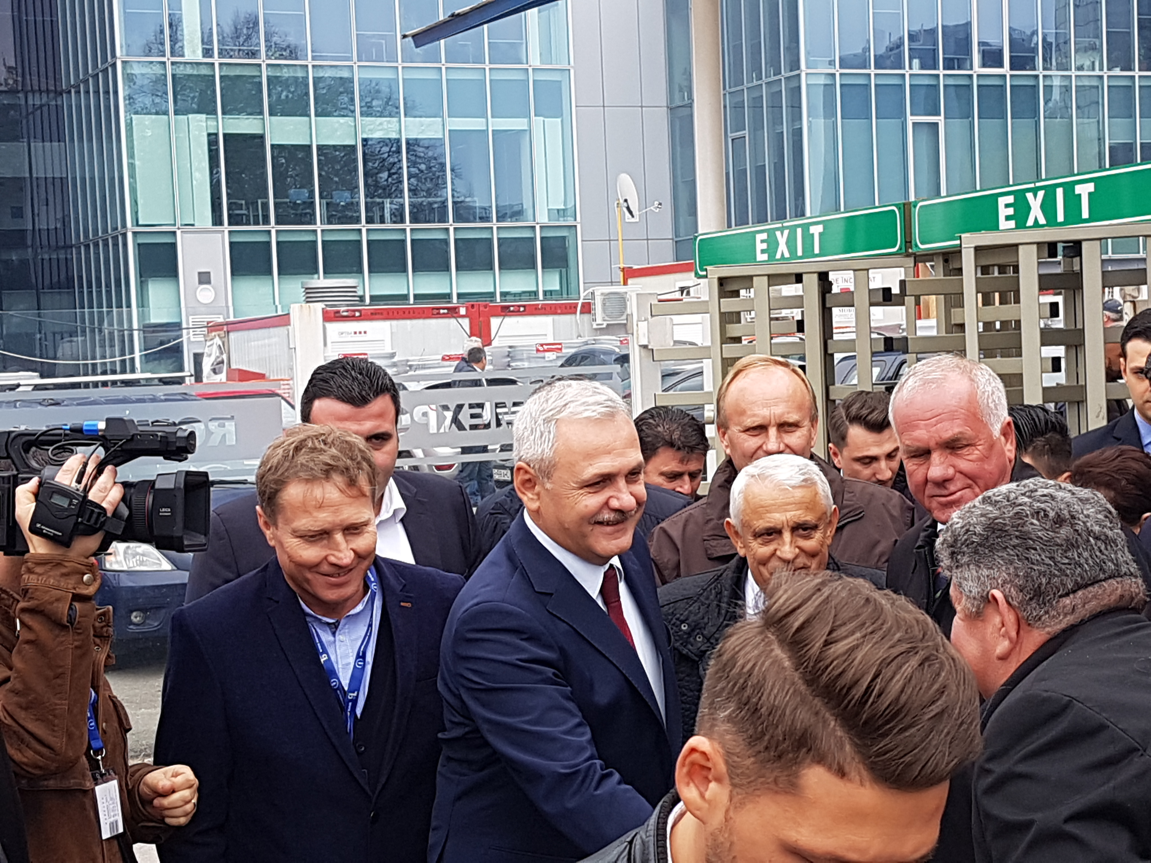 REPORTAJ. Dragnea și Daea, pe urmele oii, la Indagra: Au gustat pastramă, au probat căciuli și au făcut baie de mulțime