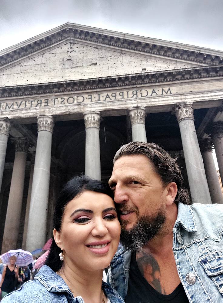 Adriana Bahmuțeanu și George Restivan s-au despărțit. Prezentatoarea TV a spus motivul pentru care au ajuns la divorț. „A fost frumos, autentic”