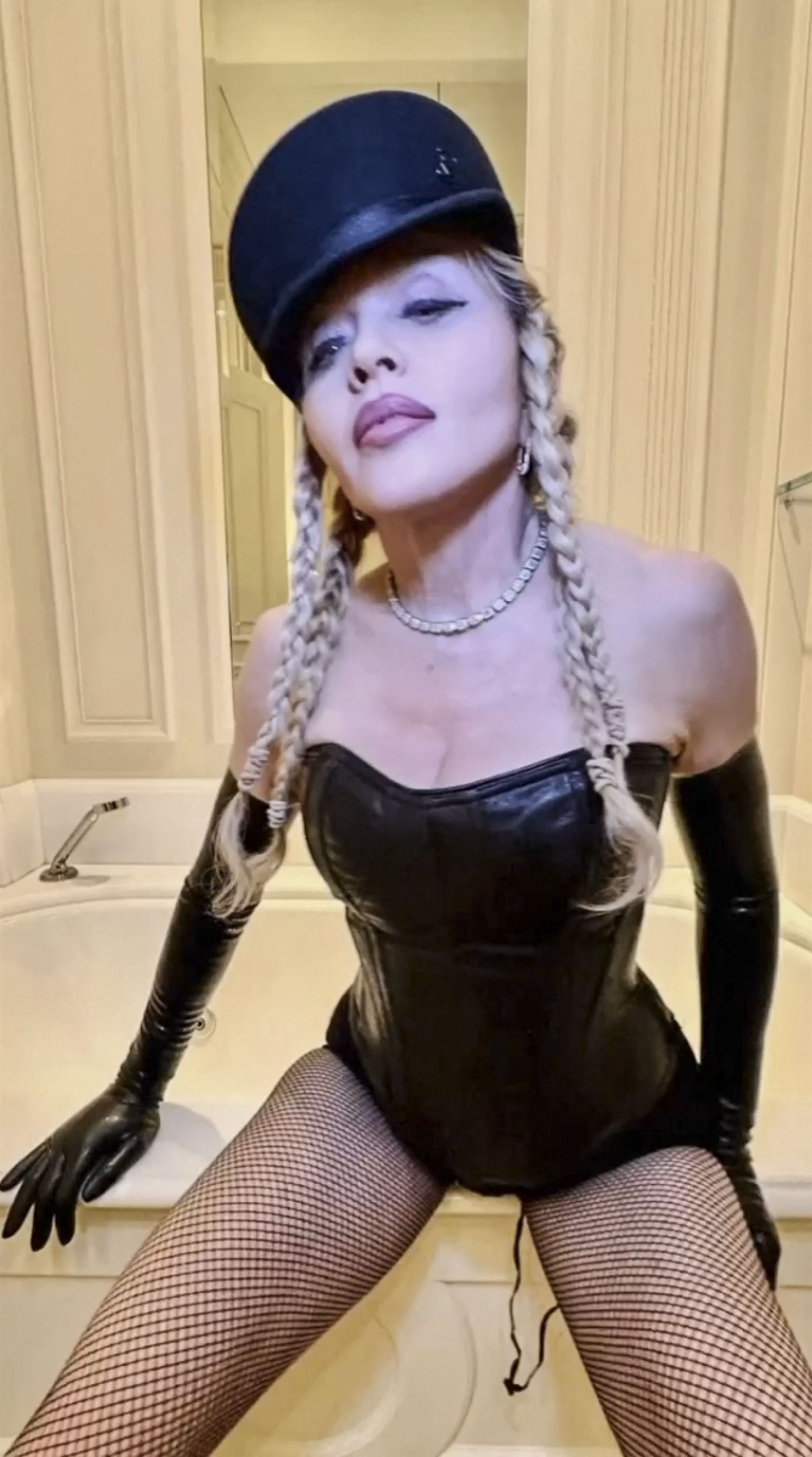 Madonna are un iubit cu 37 de ani mai tânăr. Cum au fost surprinși cei doi în Portofino
