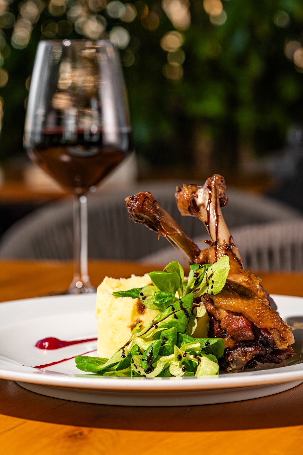 Piața restaurantelor din România se schimbă rapid cu meniuri mai scurte ingrediente premium și investiții majore în experiențe