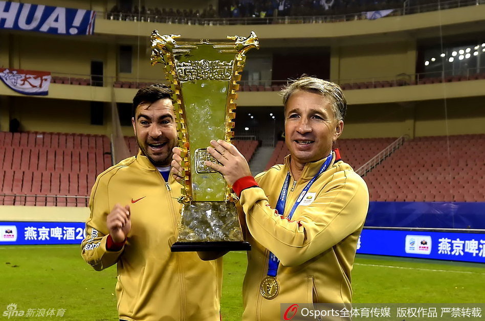 Dan Petrescu a împlinit 50 de ani. Antrenorul lui CFR Cluj sărbătorește cu familia la Dubai | FOTO&VIDEO