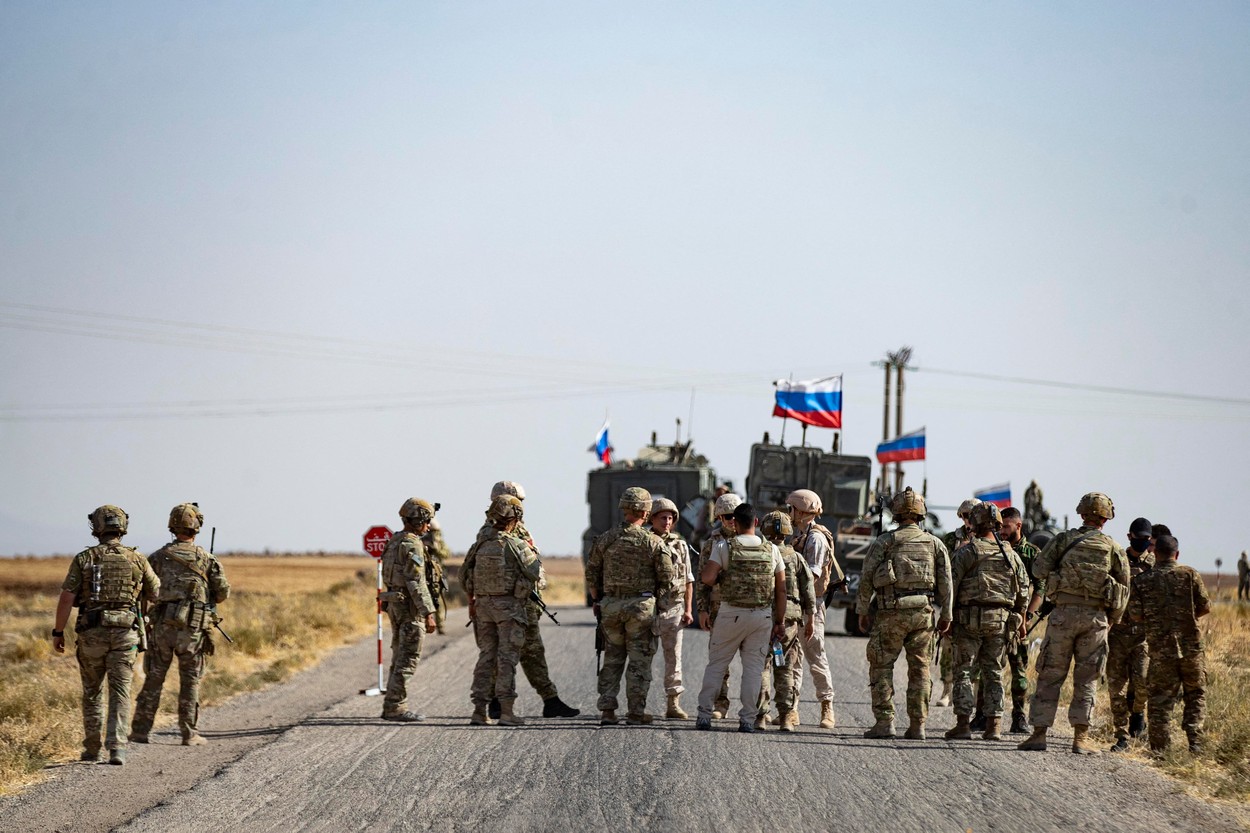 Un „rar moment" de simpatie între trupele ruse și americane din Siria: cum au fost surprinși soldații celor două țări pe un câmp petrolier