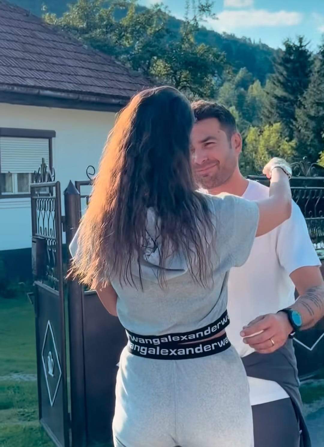 Gestul făcut de Andrian Mutu în plină stradă, pentru soția lui. Ce i-a dăruit Sandrei în fața tuturor. „Viața trăită simplu, doar după instinct!”