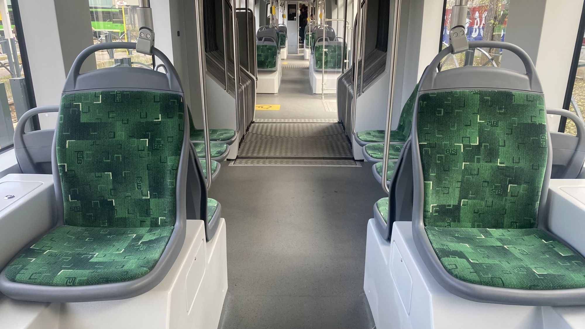 FOTO. Primele impresii ale bucureștenilor după ce au mers cu noile tramvaie de pe linia lui 41: „Mult mai înghesuite, dar frumoase și călduroase”