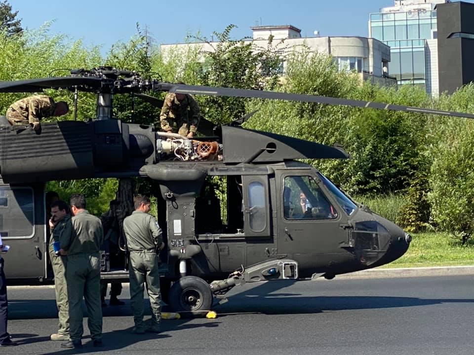 Un elicopter american a aterizat forțat în intersecția de la Aviatorilor și a doborât doi stâlpi. Martor: „Am crezut că e cutremur”