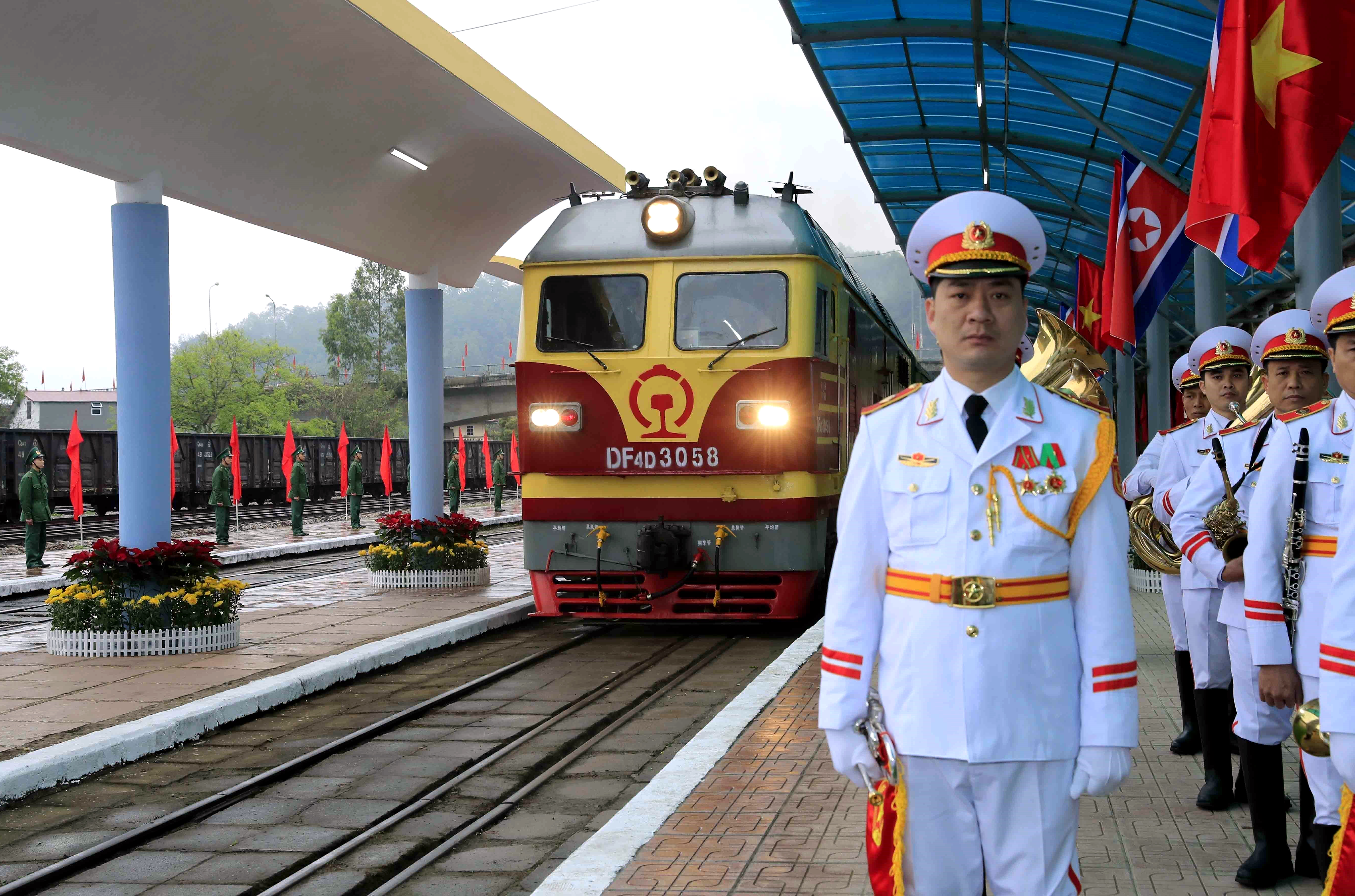 FOTO | Kim Jong-Un a ajuns în Vietnam, pentru summitul dintre Statele Unite şi Coreea de Nord. Liderul nord-coreean, întâmpinat cu covor roșu