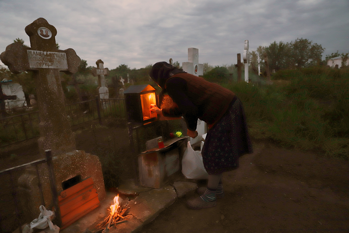 De ce aprind sătenii din Copaciu focul lângă morminte în Joia Mare. „Cu câțiva ani în urmă, aveai impresia că a luat foc cimitirul”