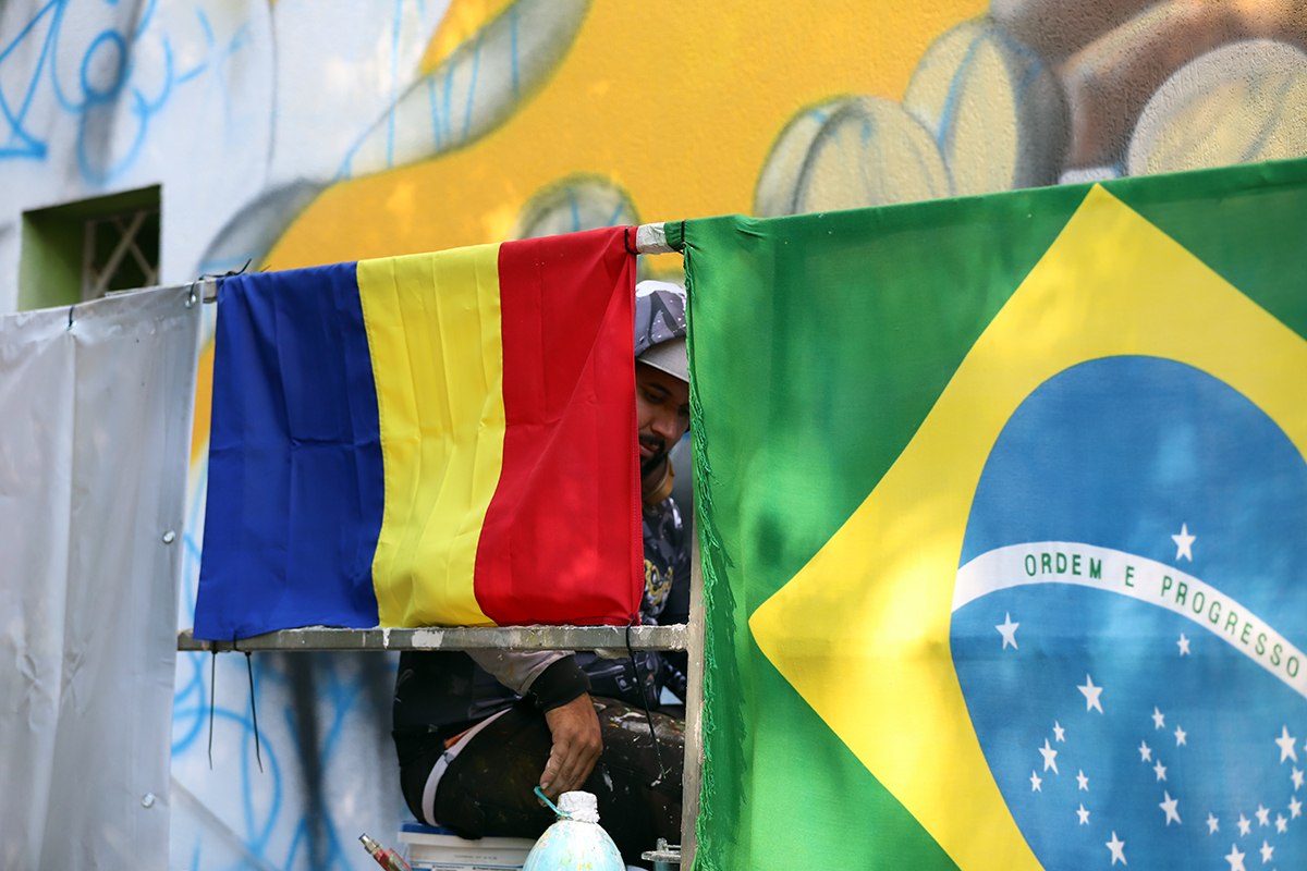Fotbalistul Vinícius, pictură murală uriașă în centrul Bucureștiului. „Blocul acesta începe să devină faimos”. Lucrarea este realizată de un artist brazilian celebru