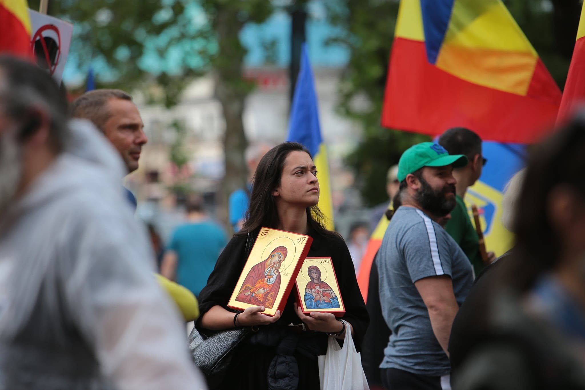 Protest antivaccinare vizavi de TNB, unde avea loc o piesă de teatru doar cu spectatori imunizați
