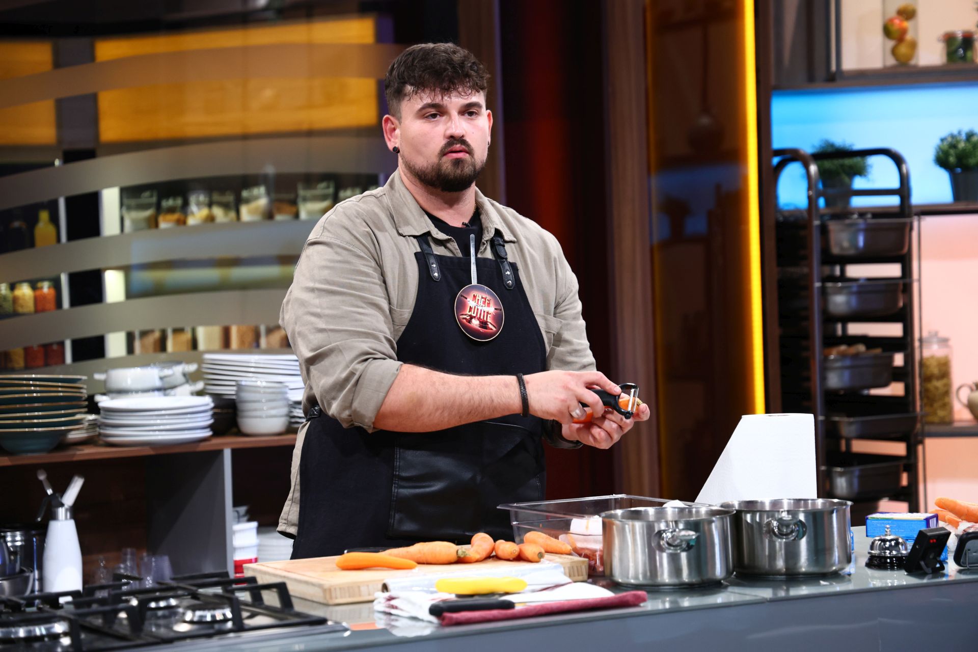 „Chefi la cuțite” 24 noiembrie 2025. Gabi Tamaș, față în față cu jurații de la Antena 1. Ce se va întâmpla în ediția din această seară