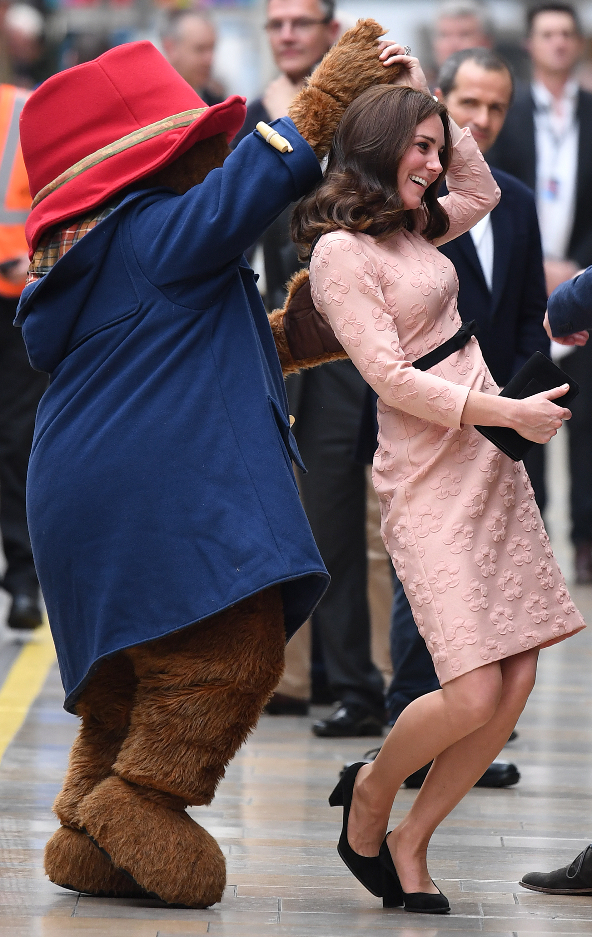FOTO| Moment unic: Kate Middleton, însărcinată, a dansat cu Ursulețul Paddington în mijlocul străzii