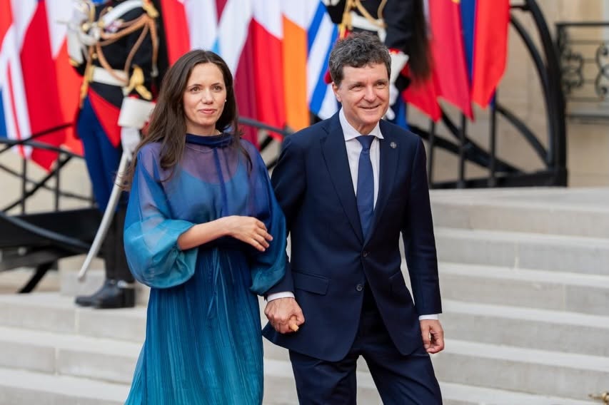 Imagini rare cu Mirabela Grădinaru și președintele României, Nicușor Dan, la dineul oferit de Emmanuel Macron. Stil și eleganță la Palatul Élysée