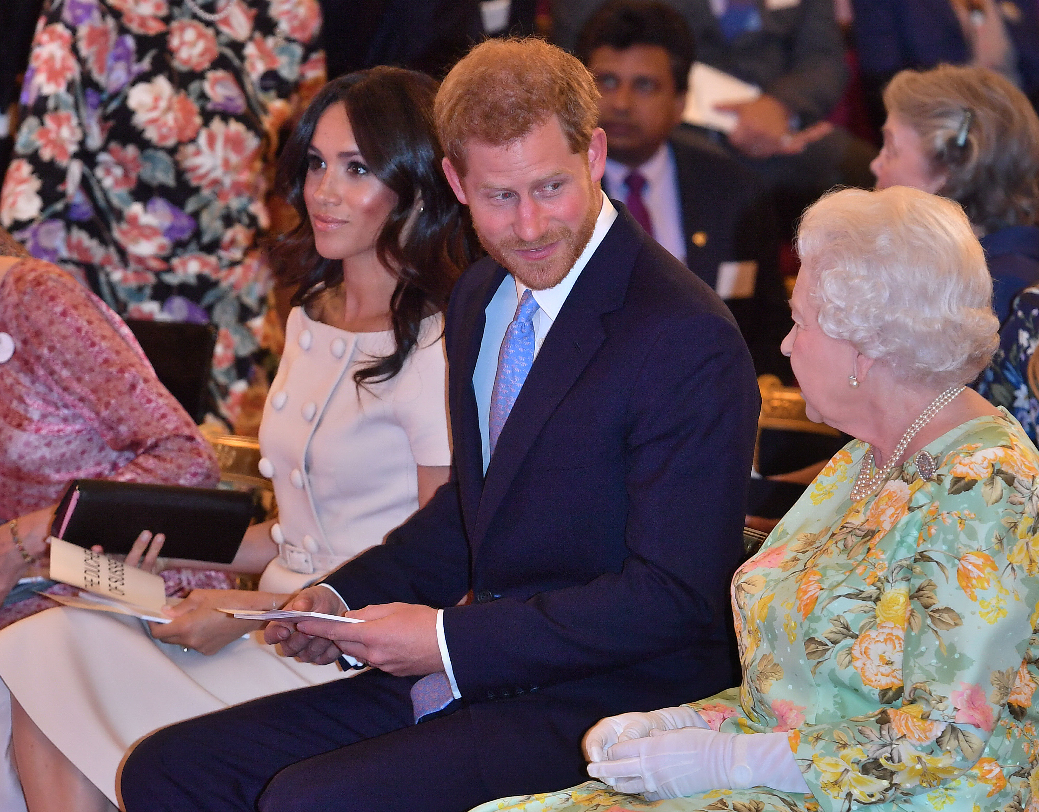 FOTO | Meghan Markle, lipsită de respect în fața Reginei Marii Britanii. Cum a stat ducesa de Sussex la fotografia oficială