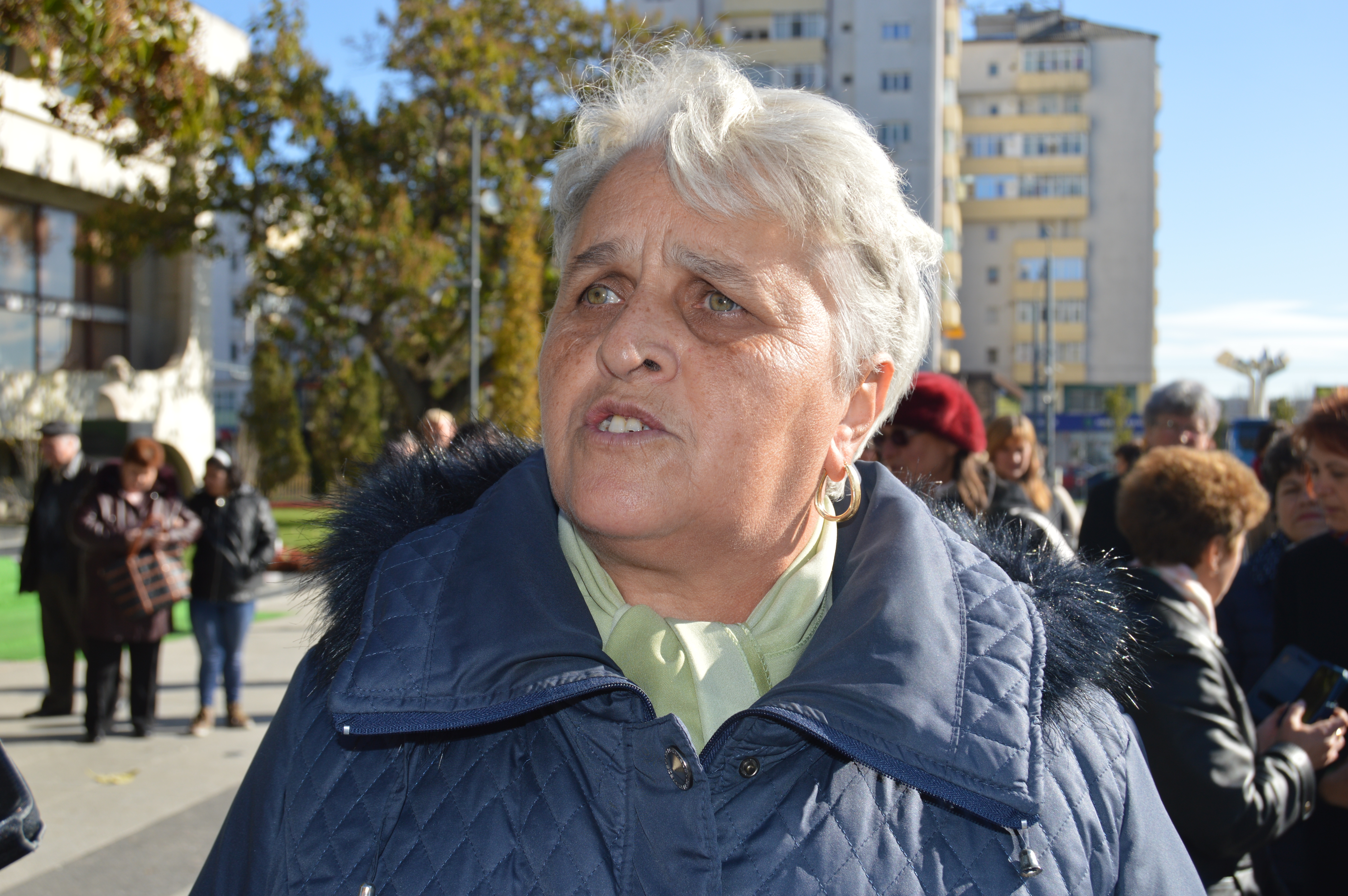 REPORTAJ: Disperarea le-a scos în stradă pe „mamele de împrumut” din Vaslui. Au grijă de copiii loviți de soartă, dar nu și-au primit salariile