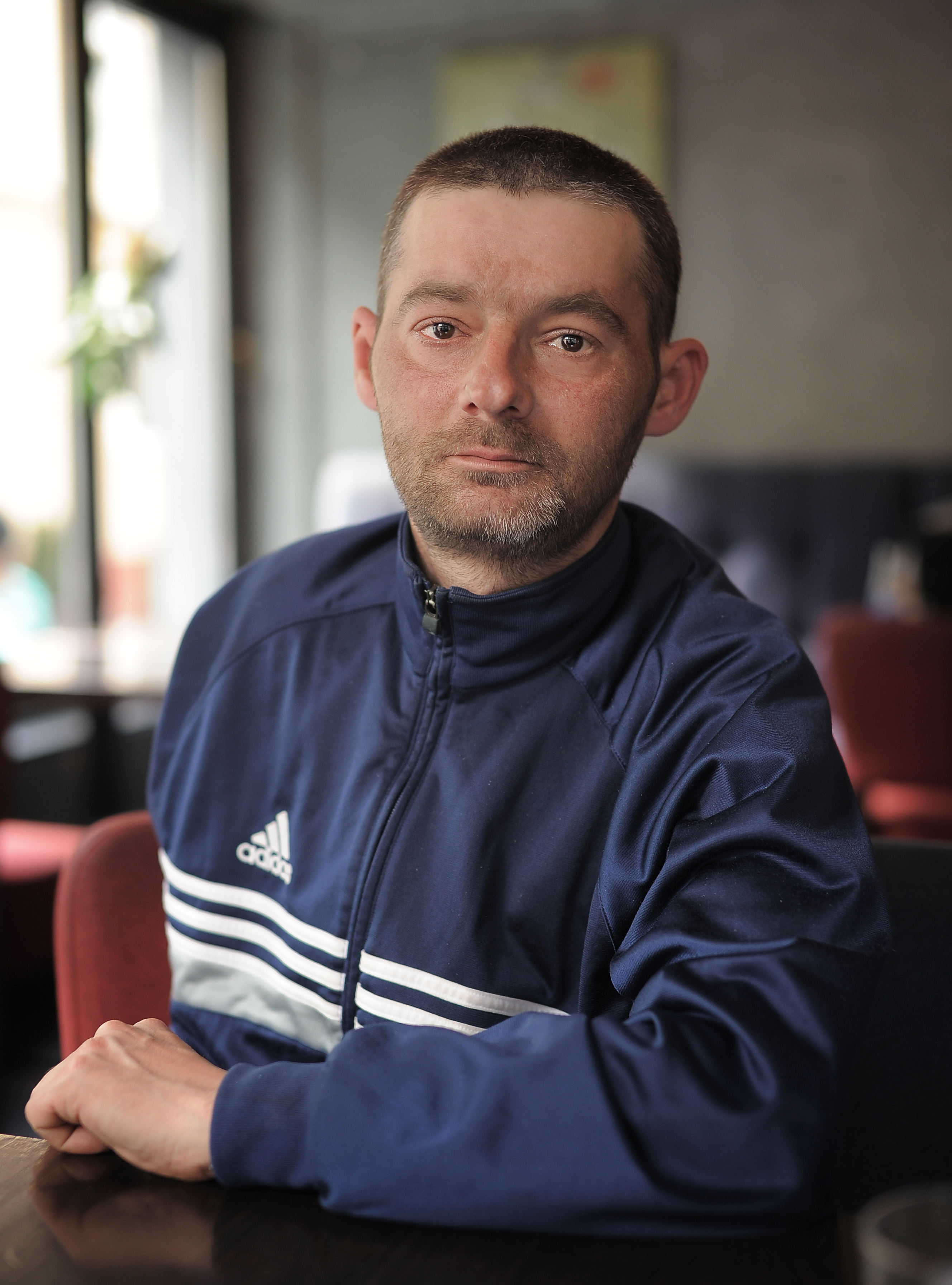 REPORTAJ/Condamnat să trăiască mutilat. Un brașovean care și-a pierdut brațul drept la muncă așteaptă să i se facă dreptate