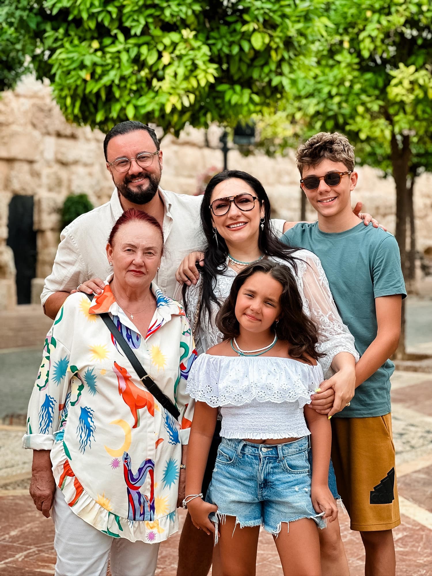 Imagine rară cu Andra alături de familia ei. În poză apar părinții, dar și frații cântăreței, Săndel, Diana și Aura
