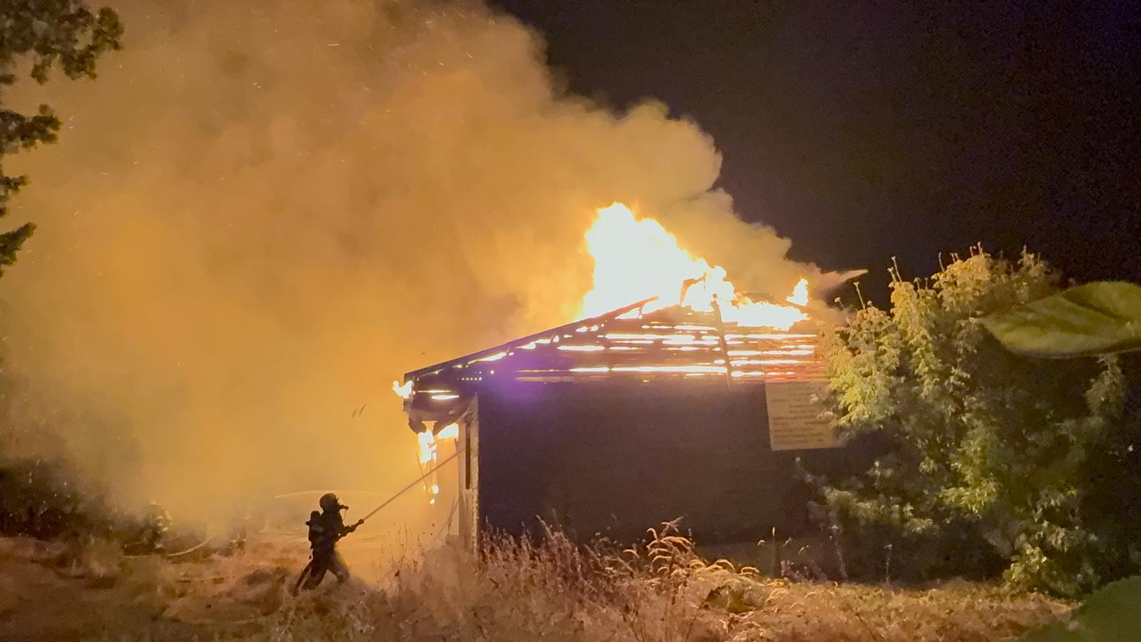 Incendiu de proporții la Galați. Barăcile unui fost şantier feroviar au luat foc, iar flăcările s-au extins rapid