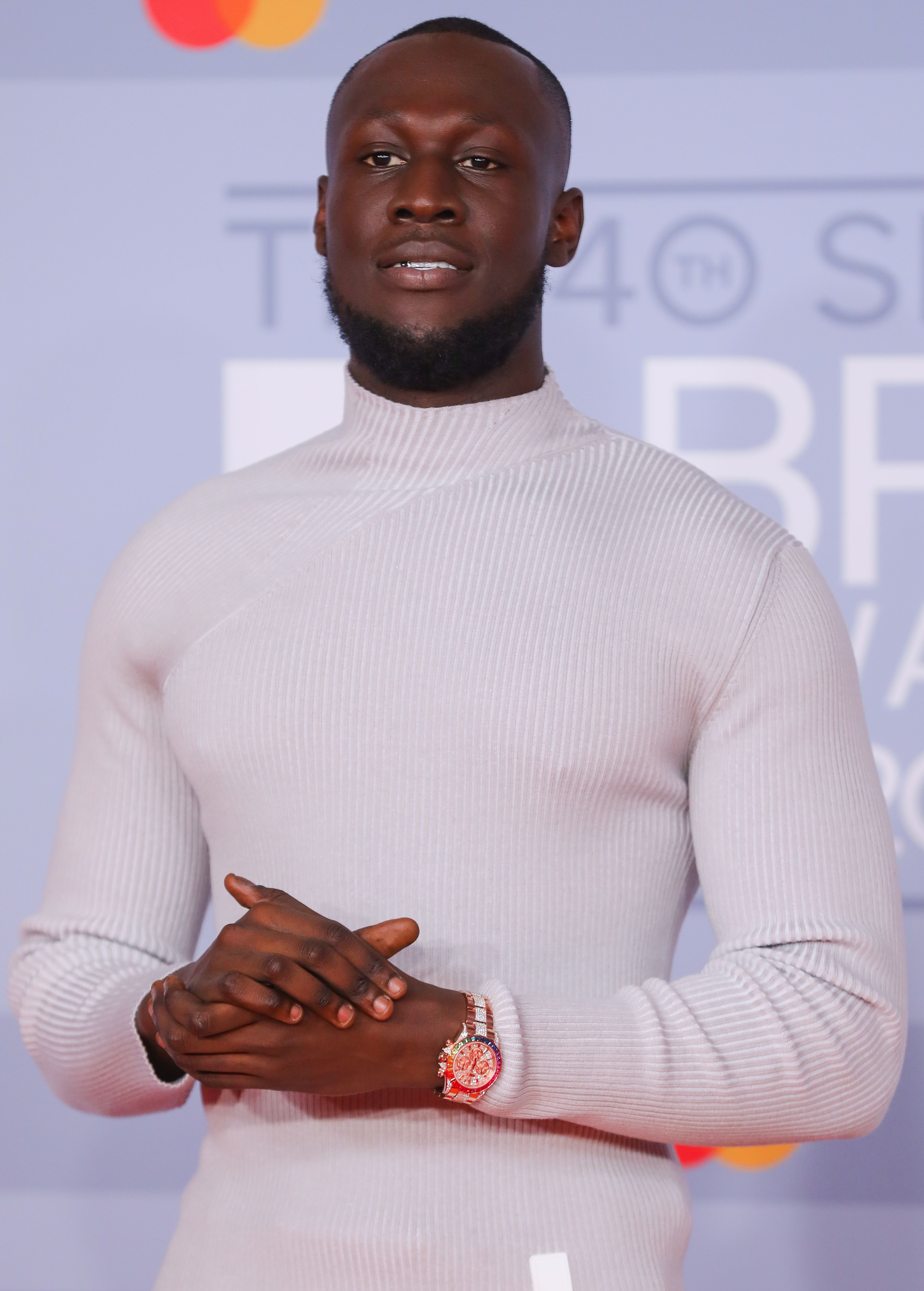 Rapperul Dave l-a atacat pe premierul Boris Johnson la Brit Awards! Câștigătorii serii și acuzele aduse premierului britanic