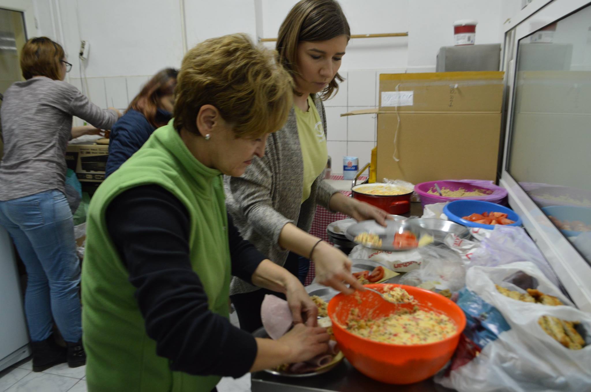 VIDEO/Singura seară de iarnă de care oamenii străzii nu se tem: cina de Sfântul Nicolae. Se roagă și mănâncă
