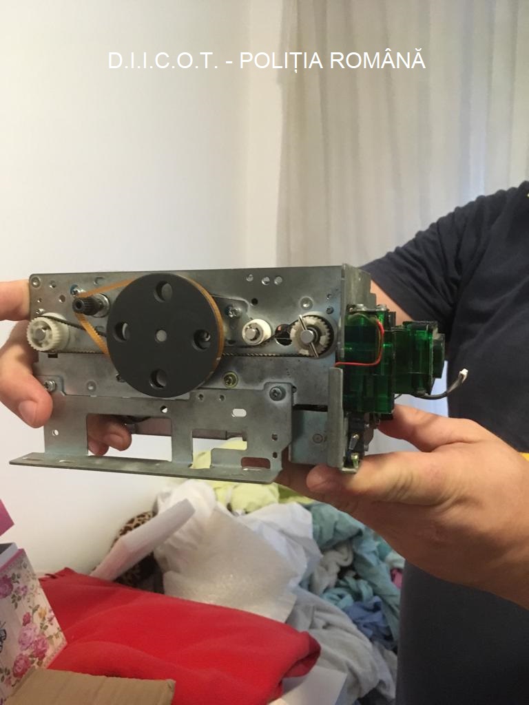 Jandarm agresat în județul Argeș, în timpul unor descinderi la o grupare de skimmeri