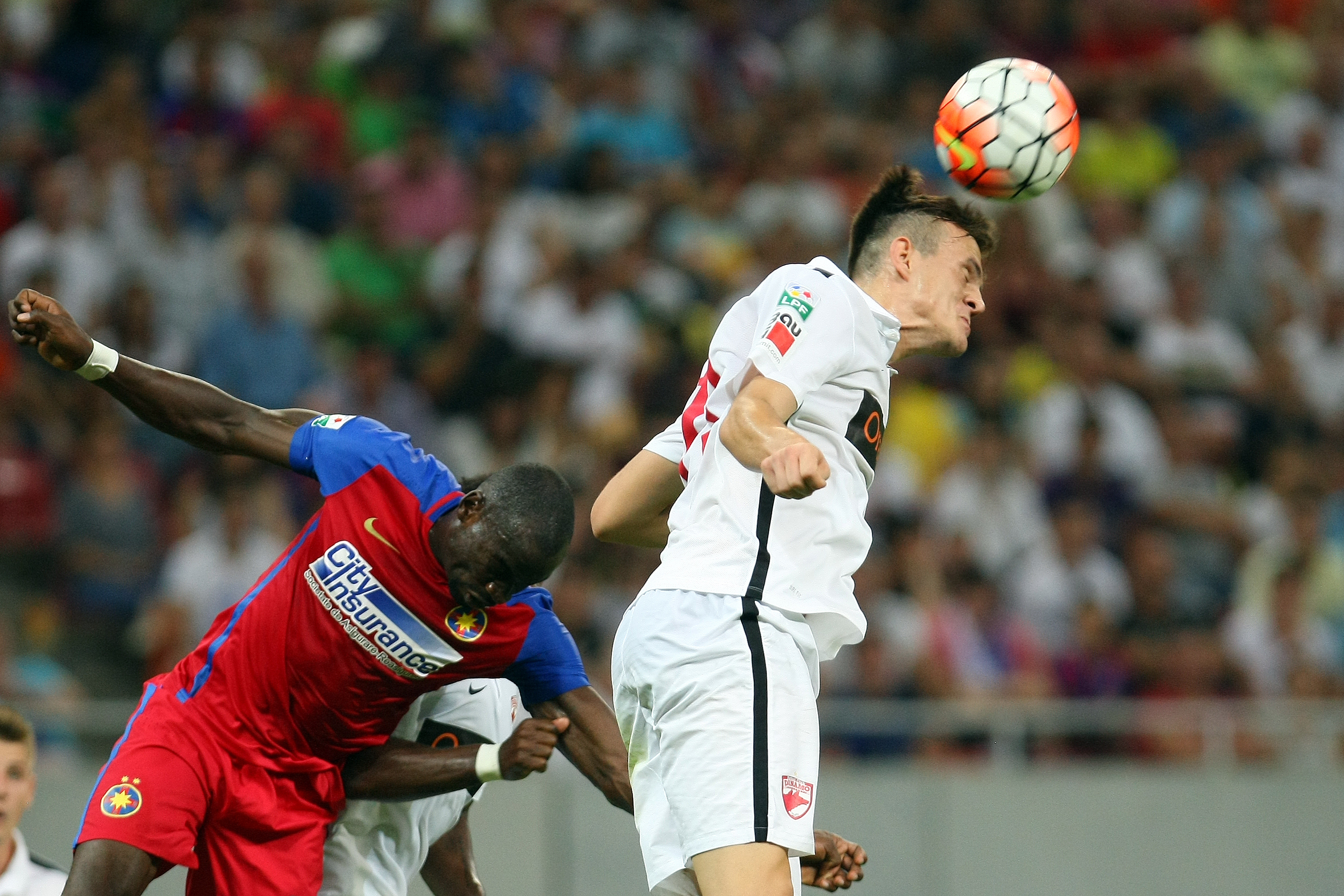 STEAUA - DINAMO 0-0. Derby bun, intens, dar nul! Meciul a început cu o reclamă la unguente contra reumatismului!